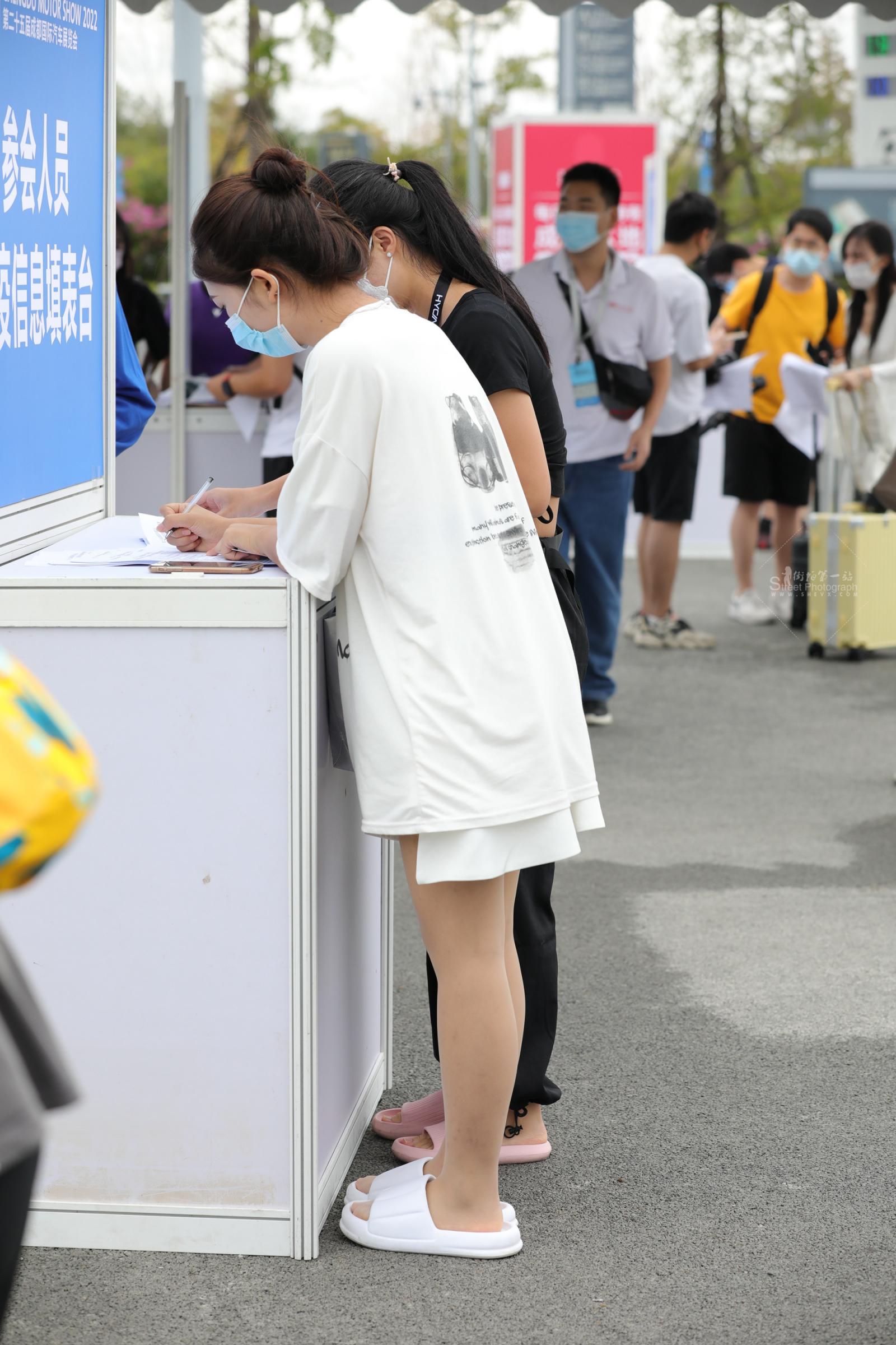 【街拍心灵】车展礼仪下班换下高跟街拍肉丝穿着