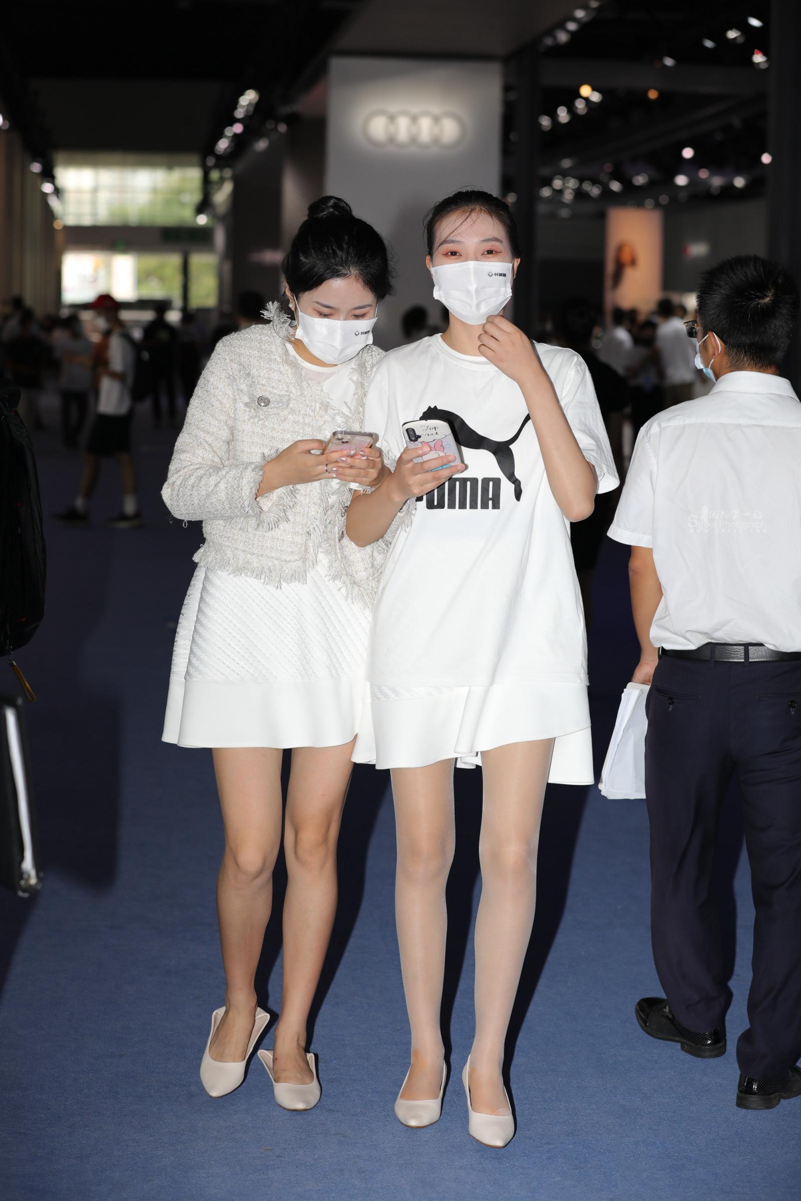 【街拍心灵】车展前台小姐姐超薄肉丝街拍美腿