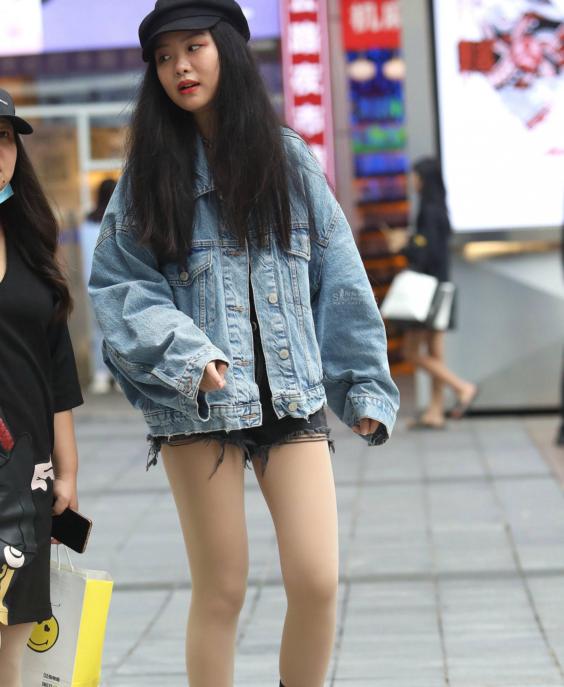 街拍肉丝妹子
