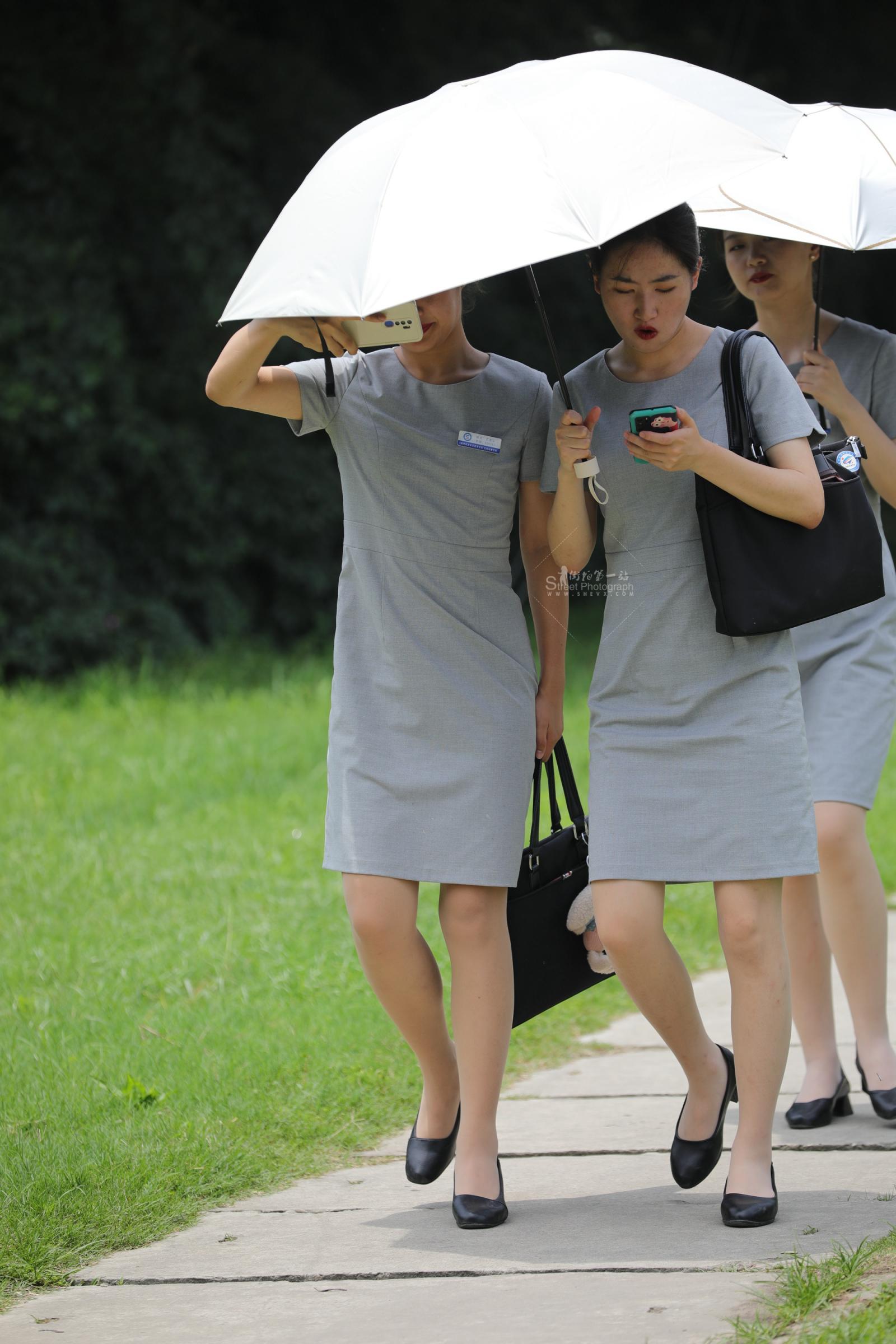  【街拍心灵】空姐学校新空姐美腿肉丝街拍制服上课