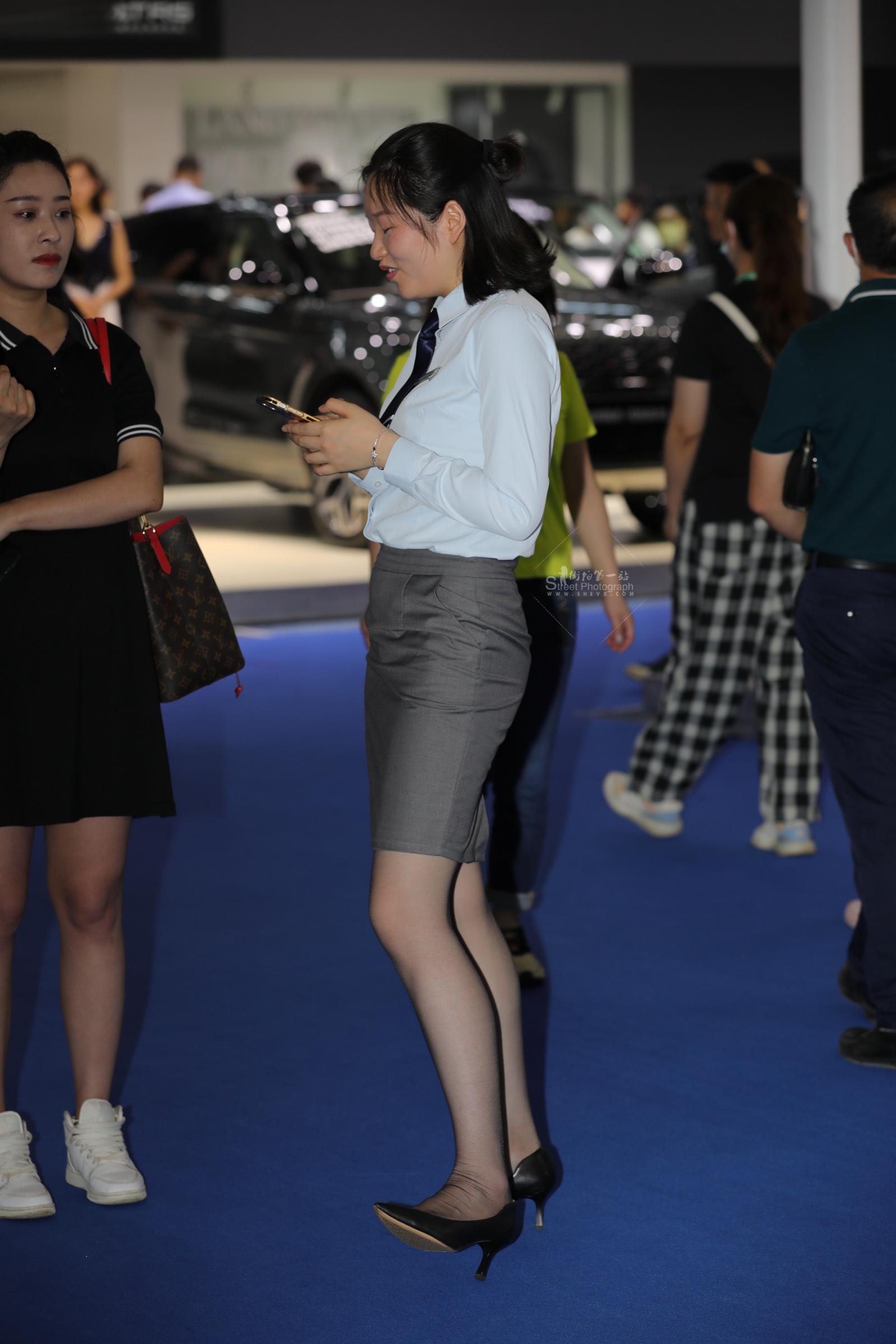【街拍心灵】雷克萨斯销售顾问街拍黑丝高跟制服