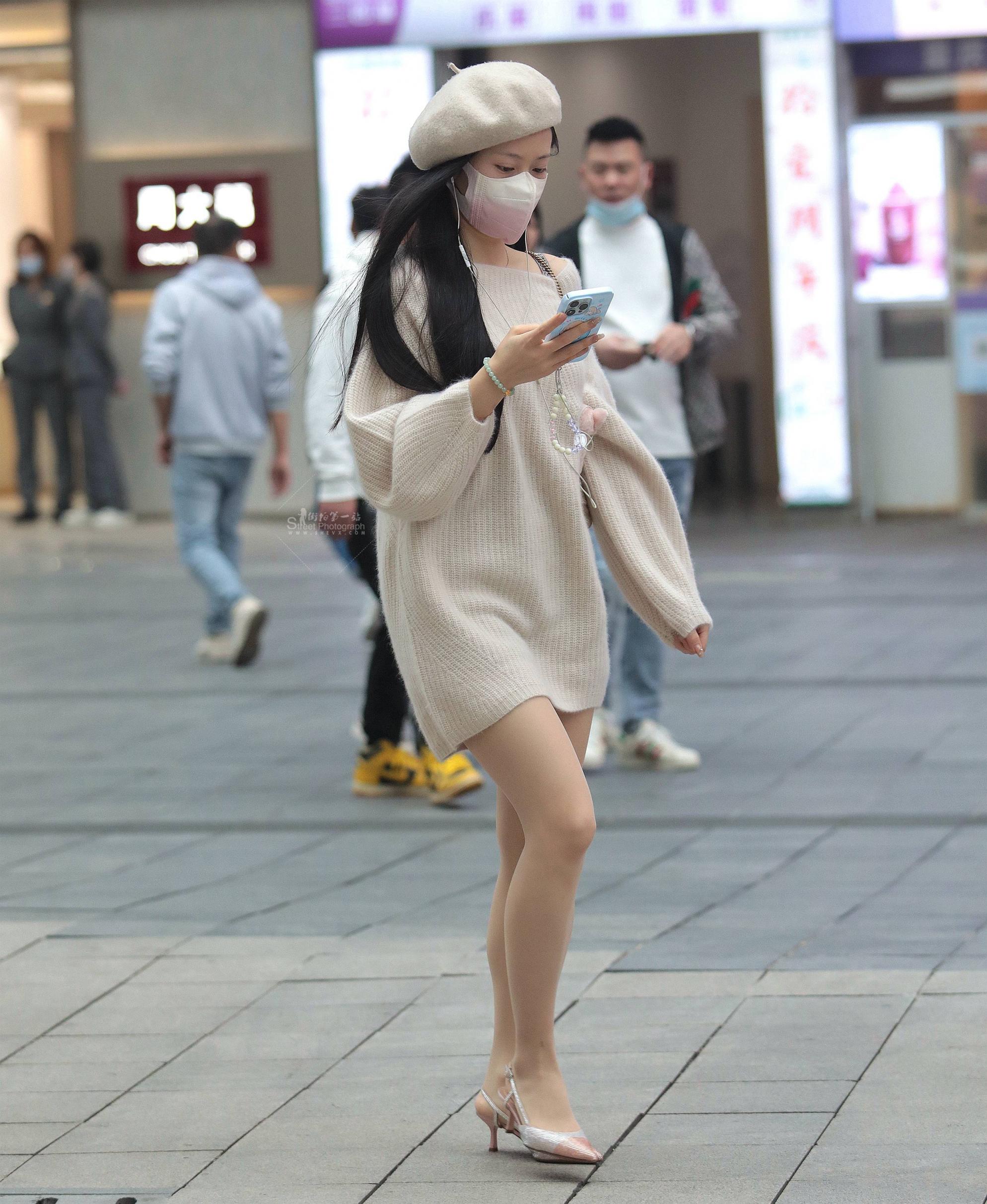  漂亮街拍肉丝妹子