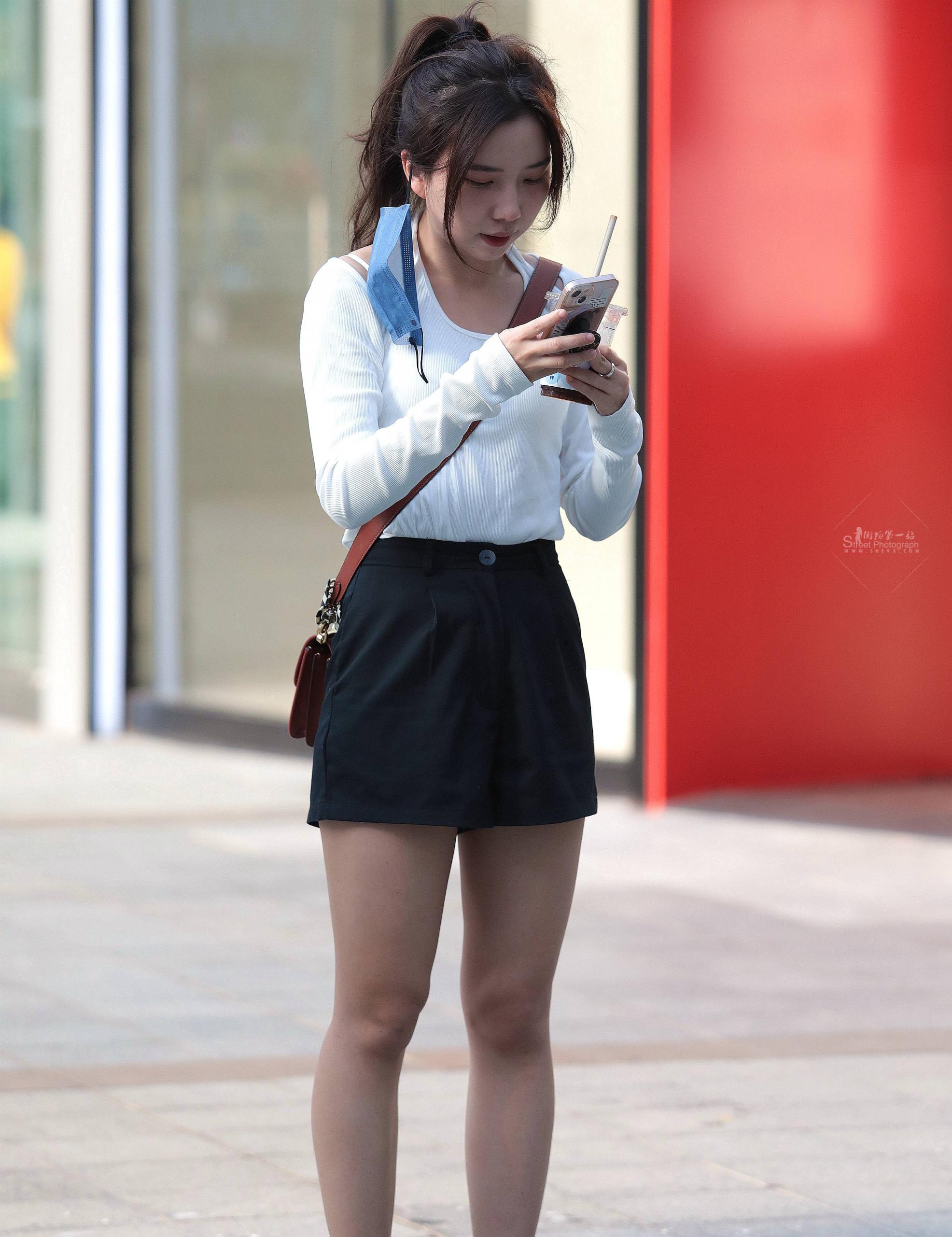 漂亮街拍肉丝妹子