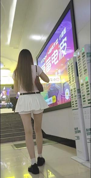 【独家原创】 跟了一路的大长腿小白裙清纯小美女
