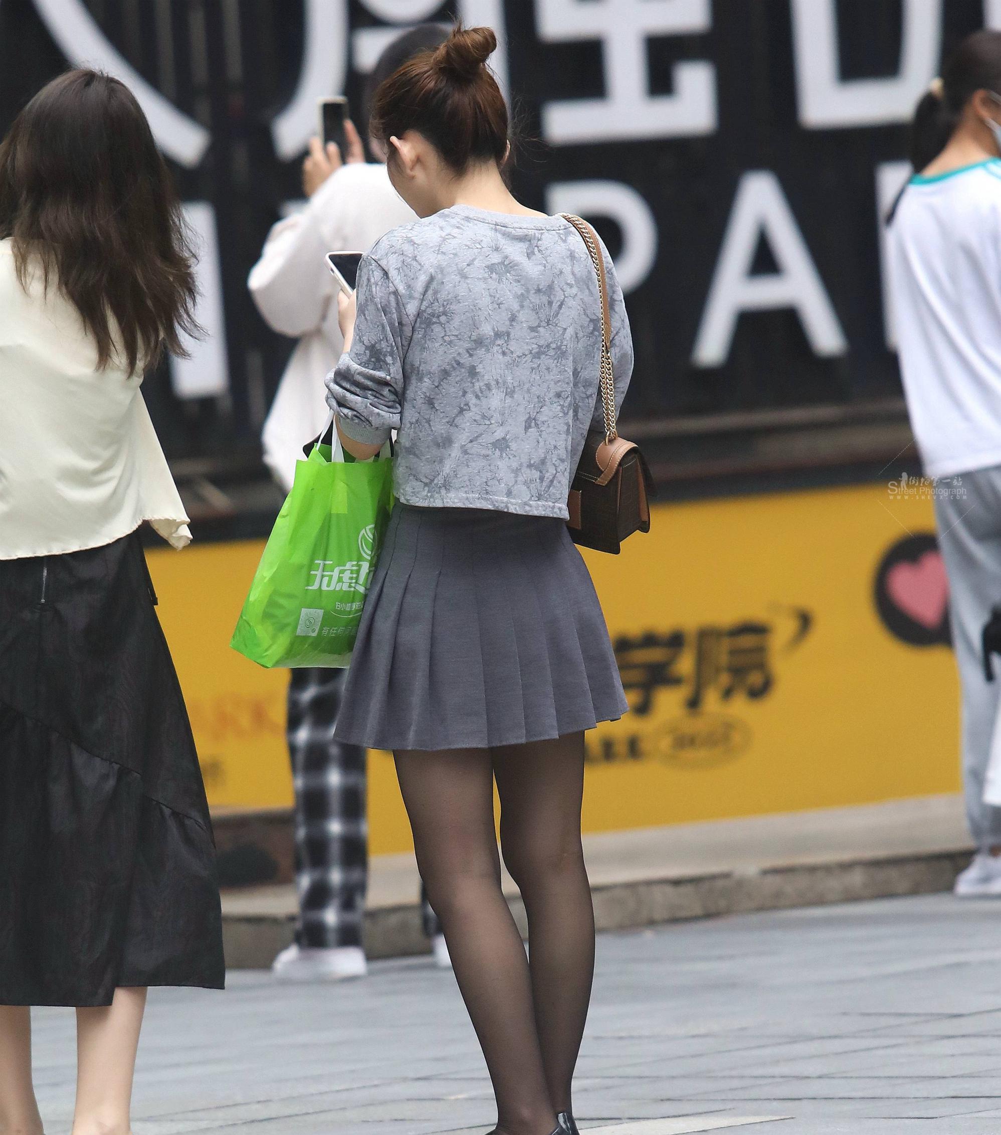 » 街拍黑丝短裙shaofu