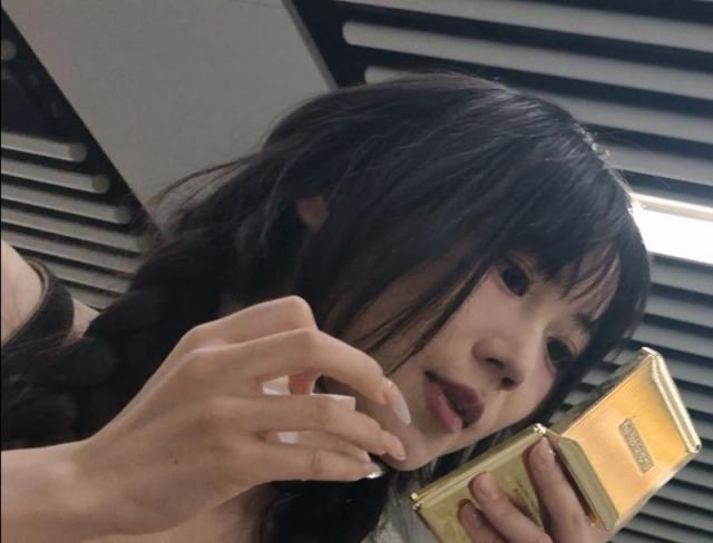 【独家原创】化妆时尚美女的长黑靴白肉腿
