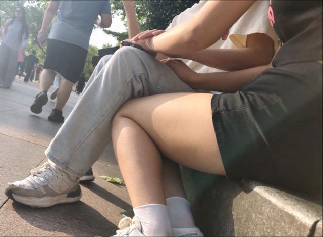【独家原创】投入爱河的美女的阳光下的肉腿