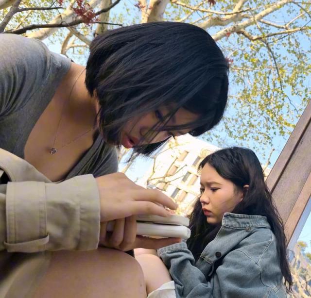 【独家原创】mo爱抚美白腿短发露胸美女