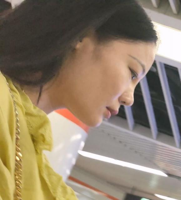 【独家原创】美丽少妇的肉长腿花边打底裤秘密