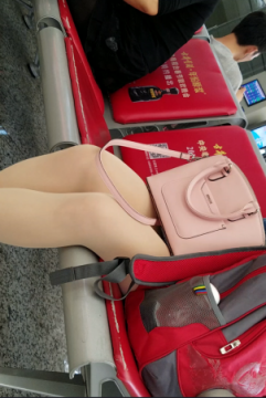 白衣吊带裤ROUSI白鞋
