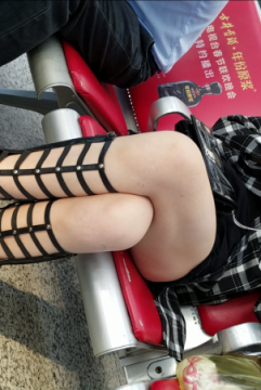 格子衬衫黑色热裤美TUI