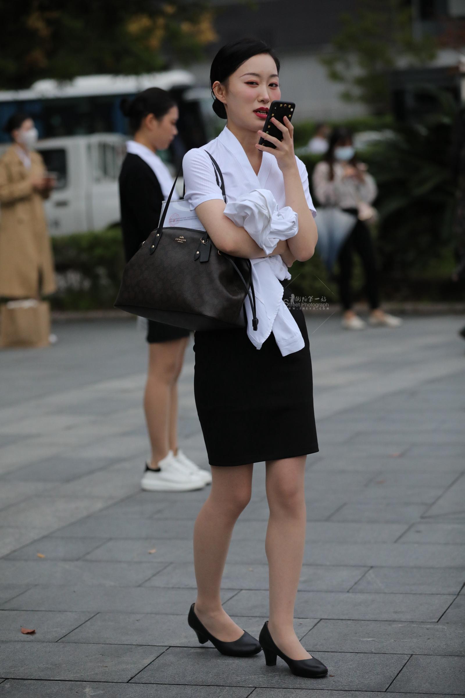  【街拍心灵】街拍OL肉丝美腿高跟制服下班