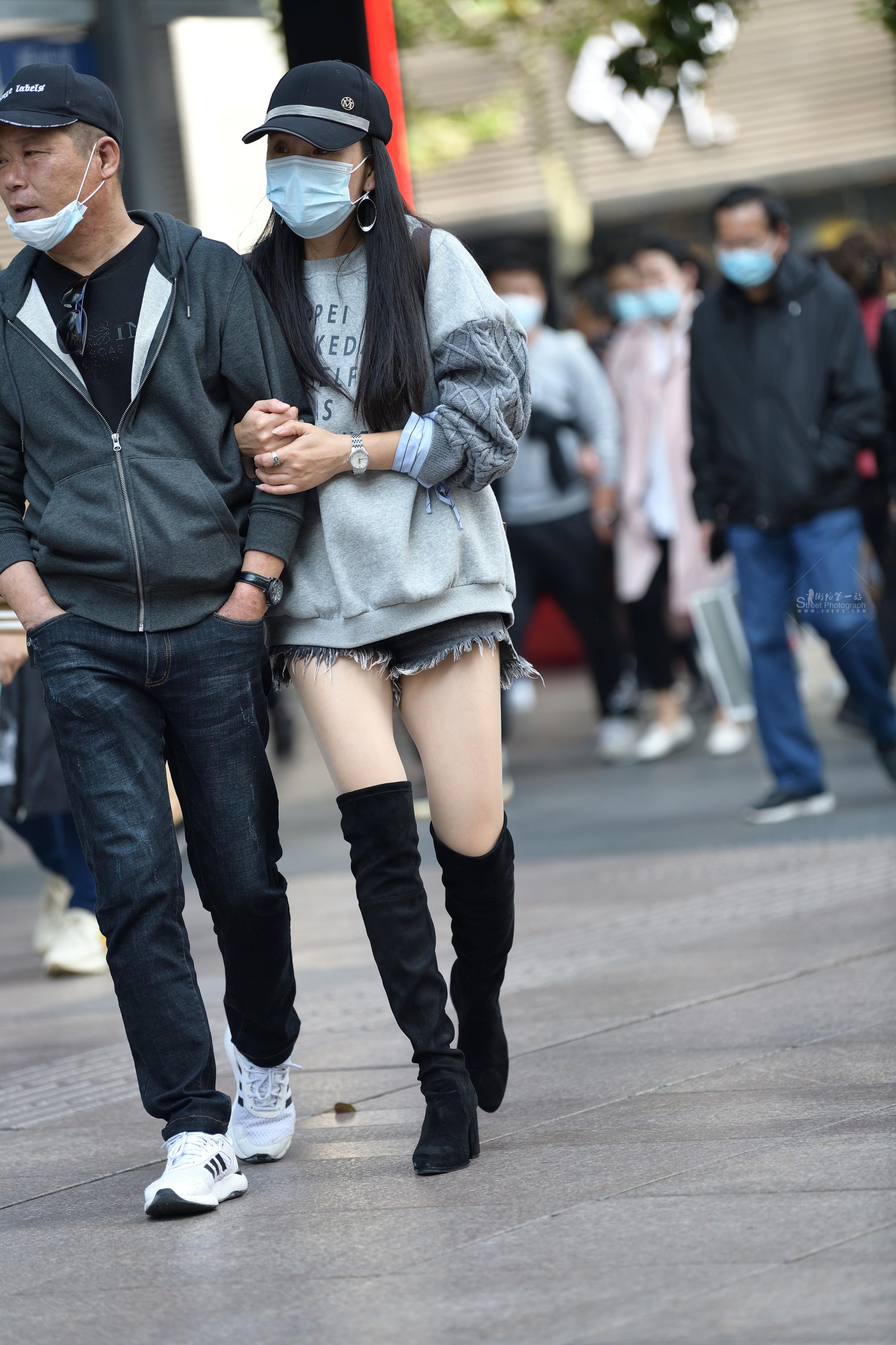  有点街拍丝袜还是很好看的