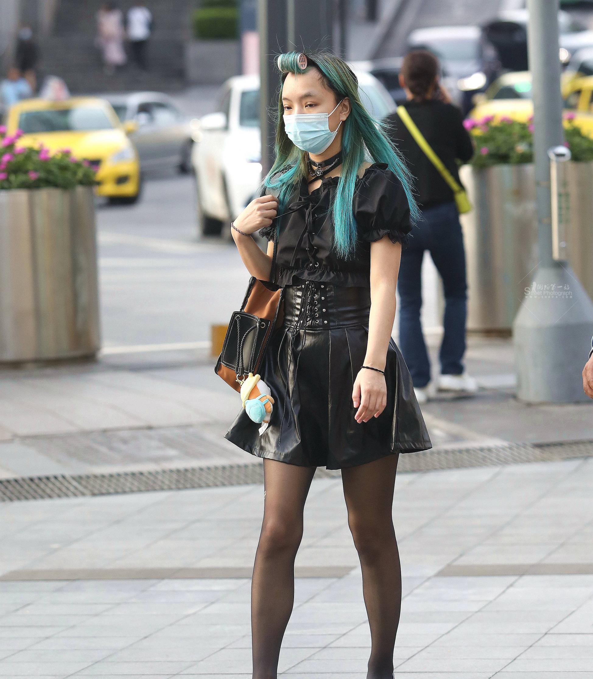 街拍黑丝妹子