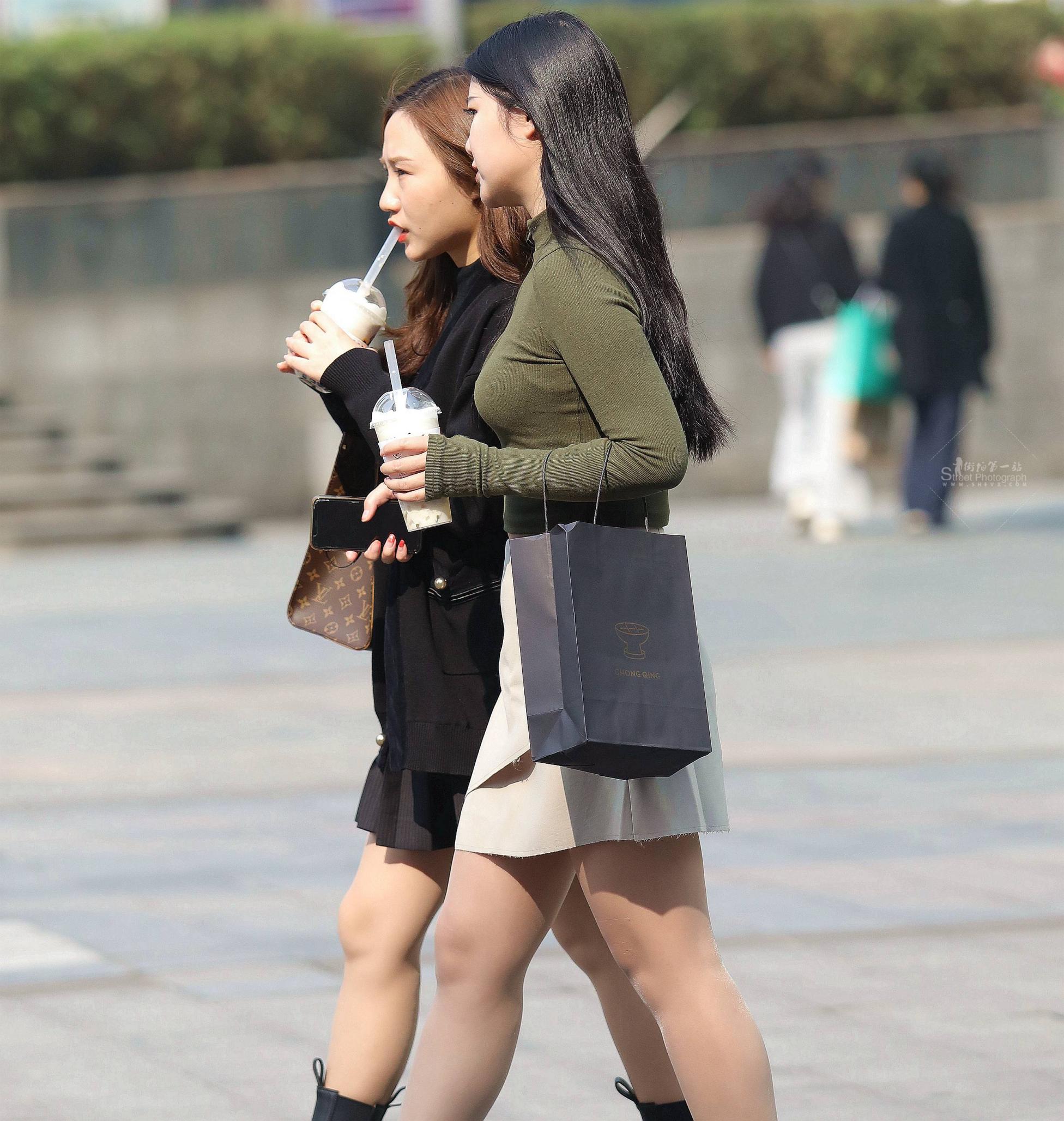 漂亮街拍肉丝妹子