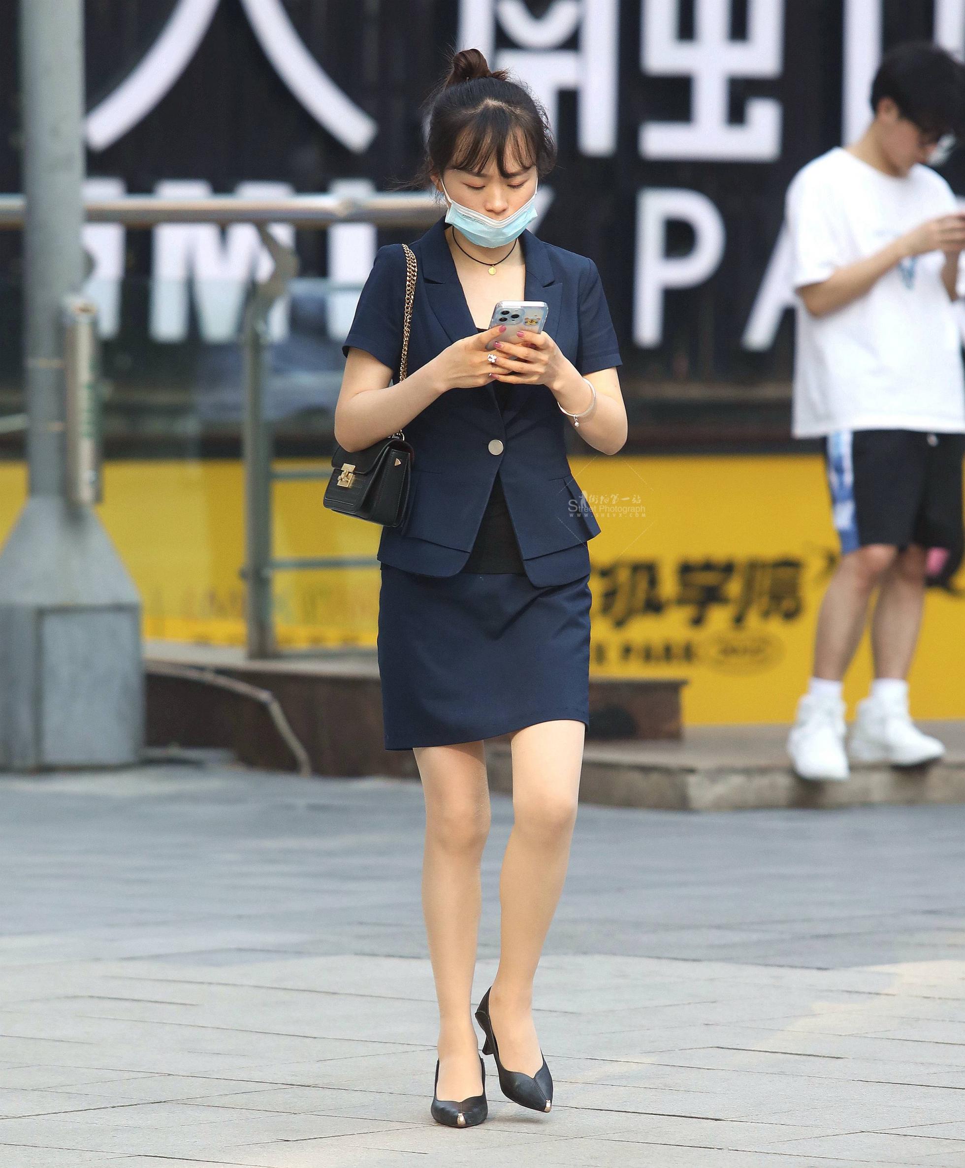 诱惑肉丝街拍OL