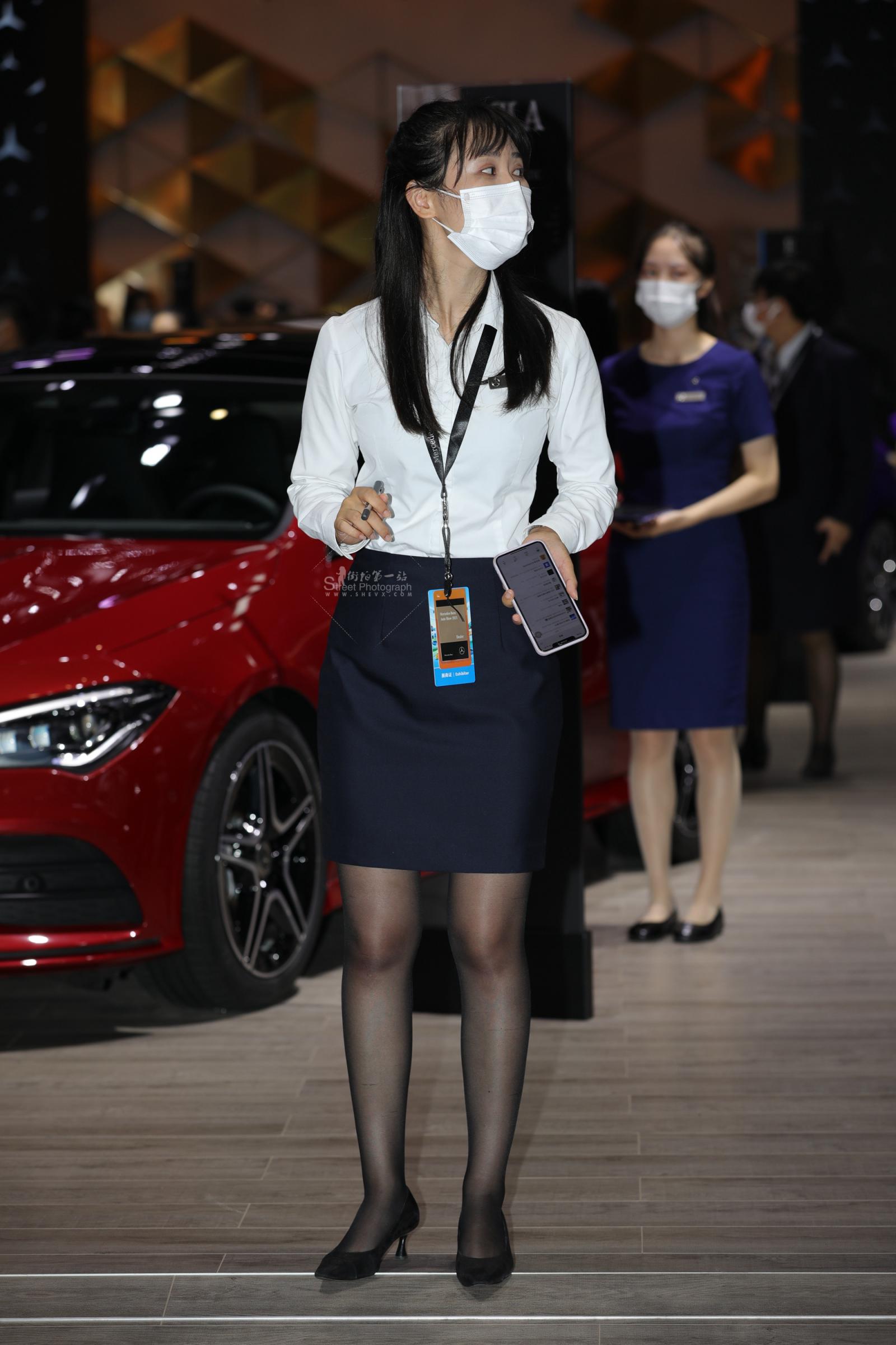 【街拍心灵】奔驰销shou黑丝高跟街拍制服美腿