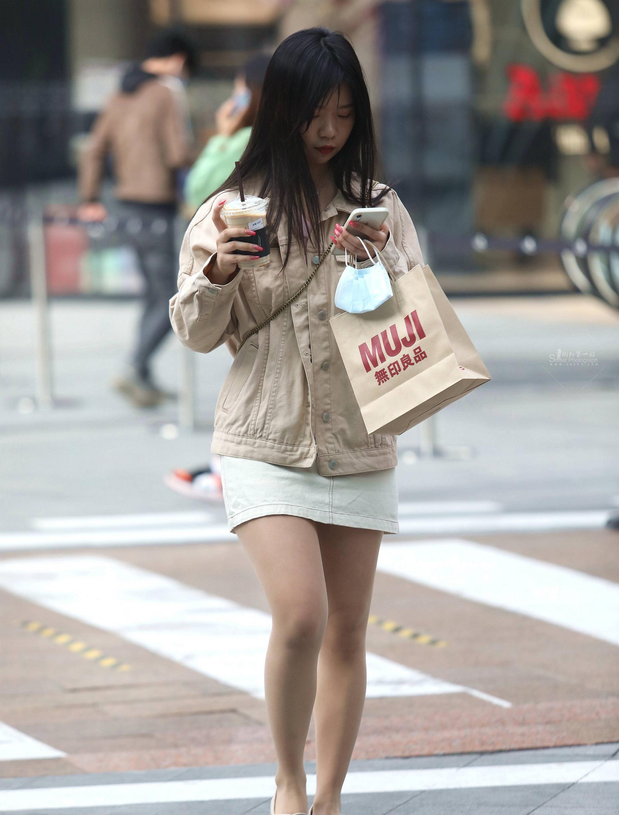  肉丝街拍短裙妹子