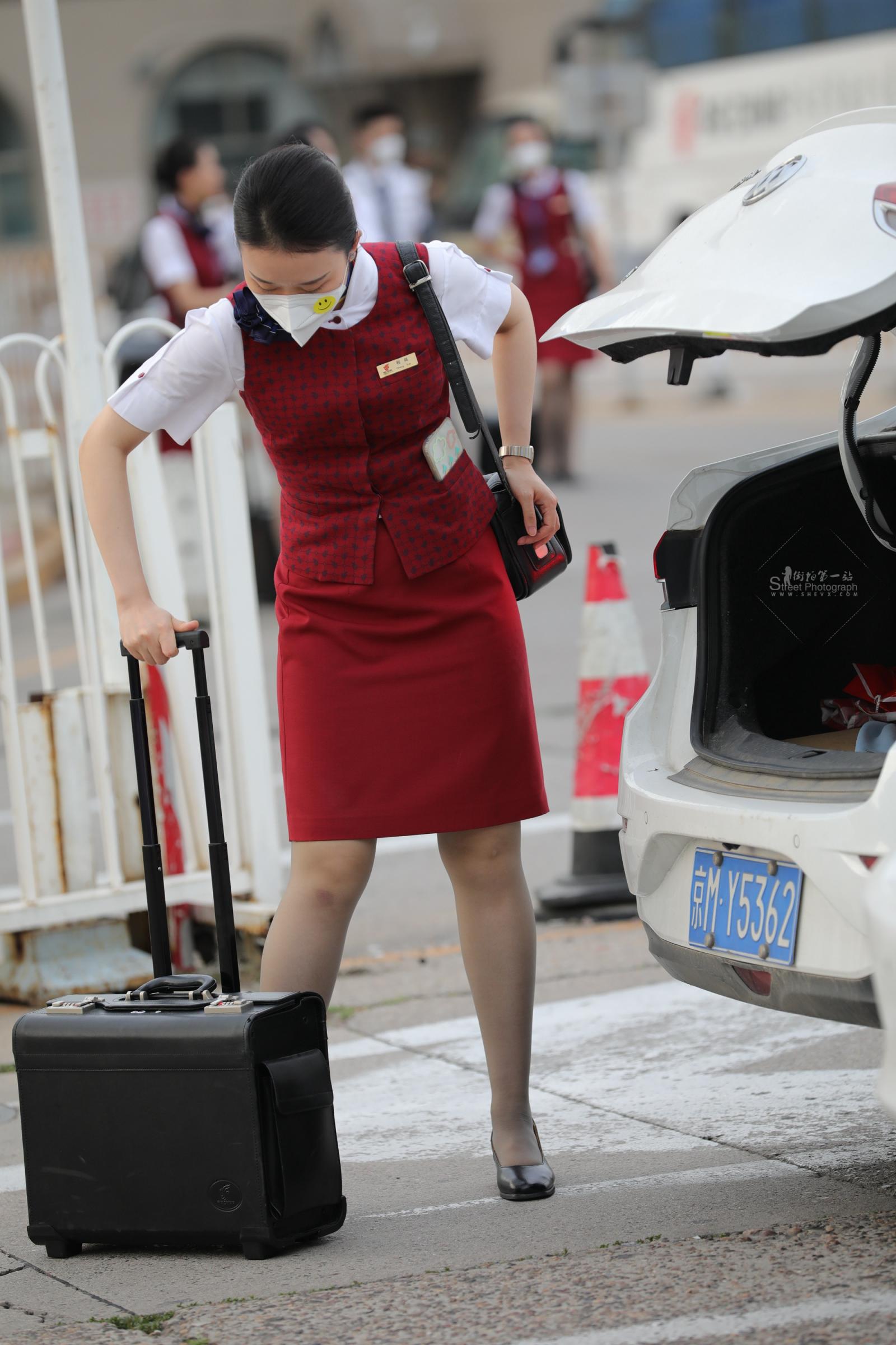 【街拍心灵】空姐经典灰丝美腿高跟街拍制服下班