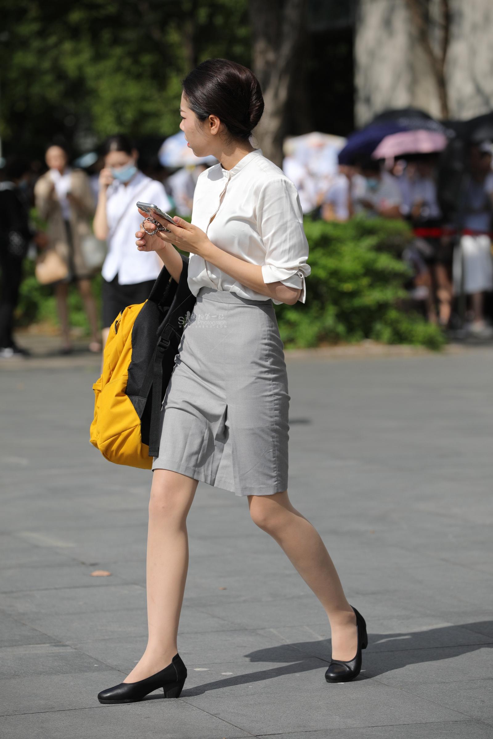  【街拍心灵】准空乘小姐姐肉丝街拍高跟制服去面试