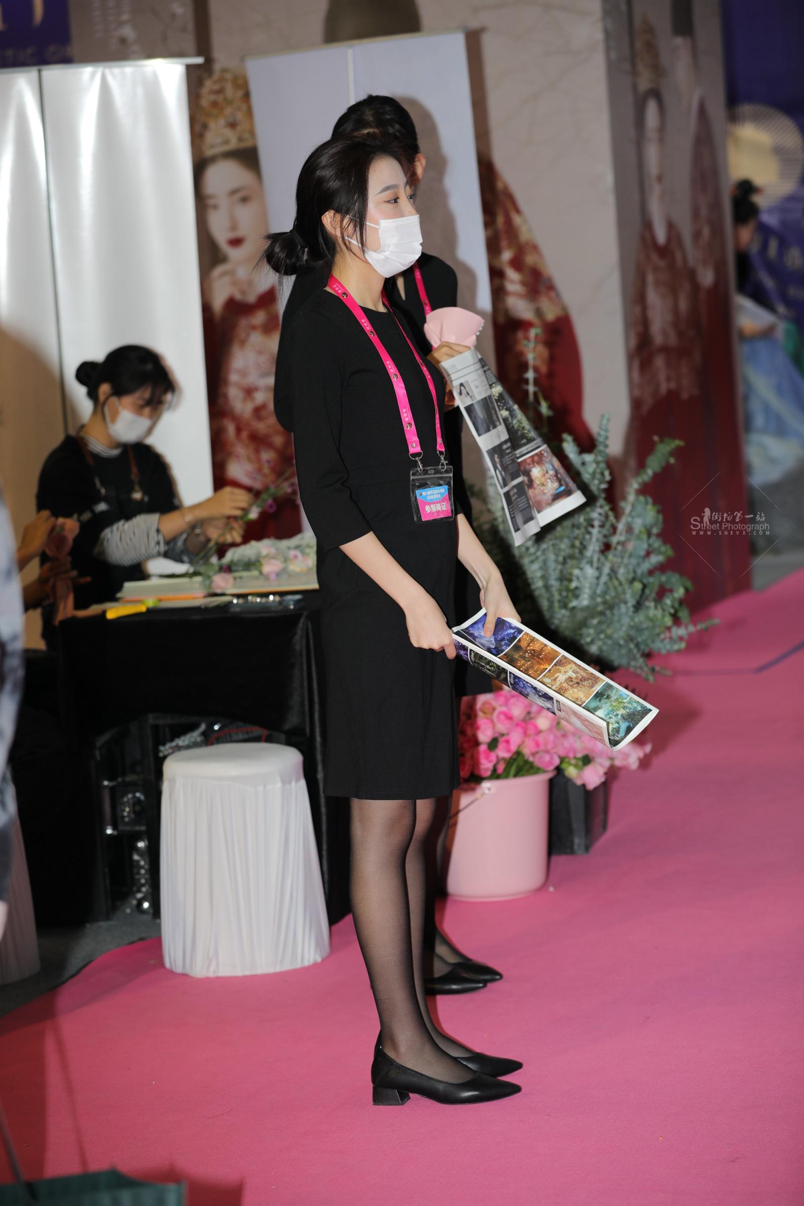  【街拍心灵】影楼顾问黑丝美腿街拍制服