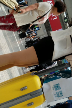 戴墨镜的白衣黑色DQROUSI高跟