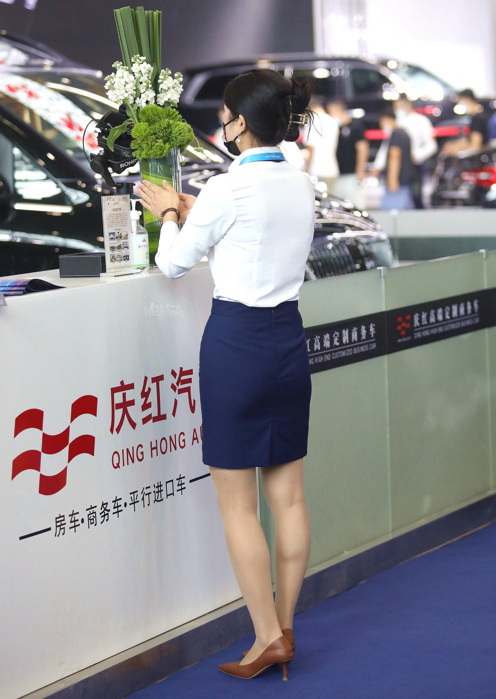 诱惑街拍肉丝高跟OL