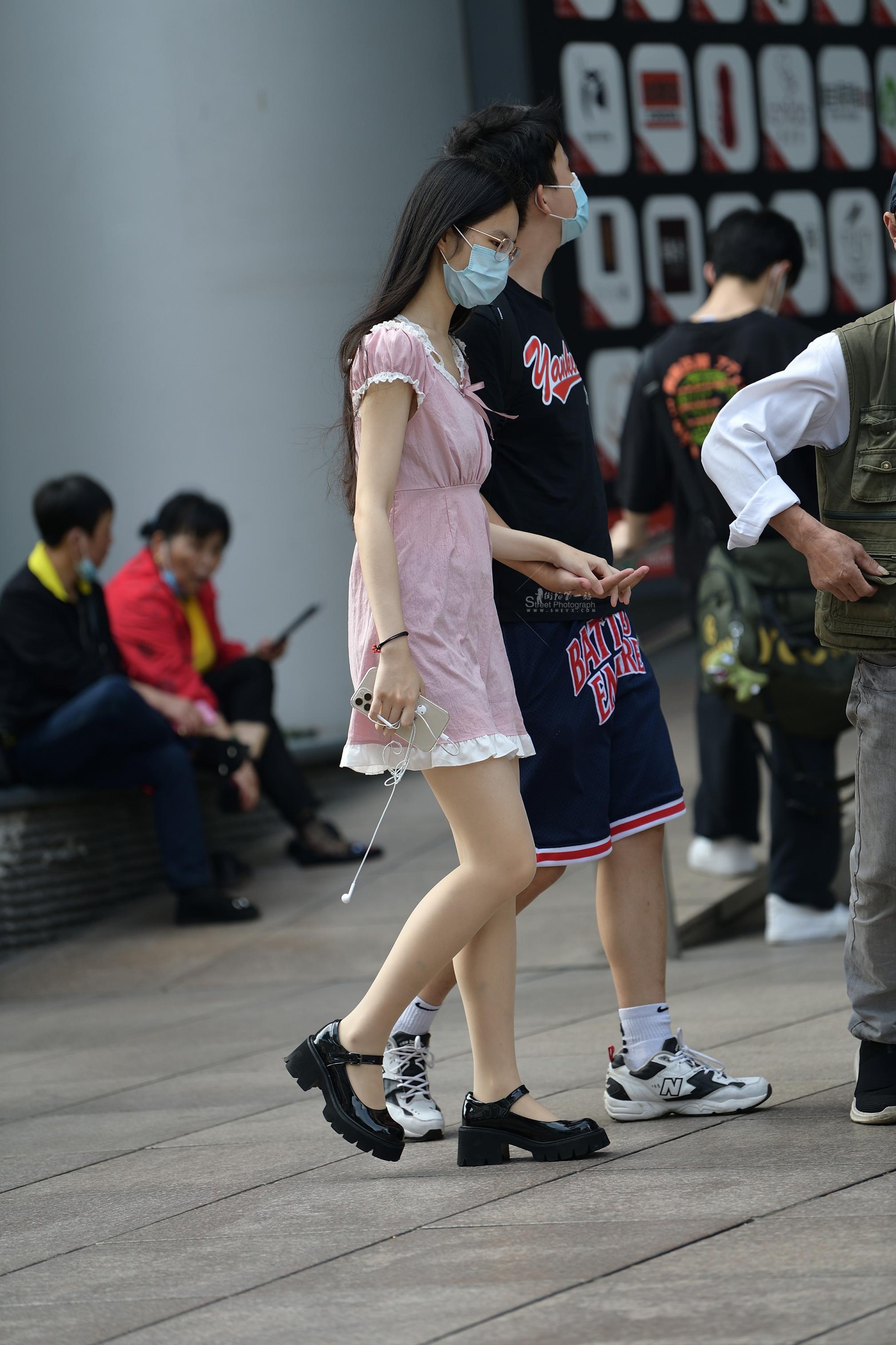 来往的行人，有街拍丝袜