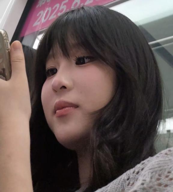 【独家原创】软妹子包链下的白嫩肉大腿