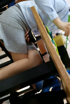 用餐的灰衣ZHI FU白领