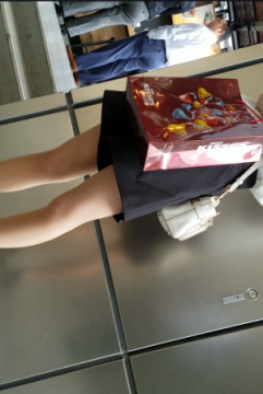  打电话的白衣黑色DQROUSI