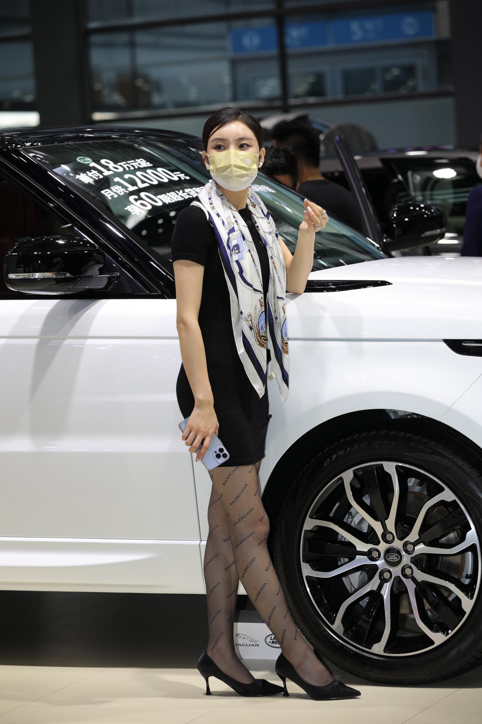 【街拍心灵】路虎销shou主管巴黎世家身材气质哇塞