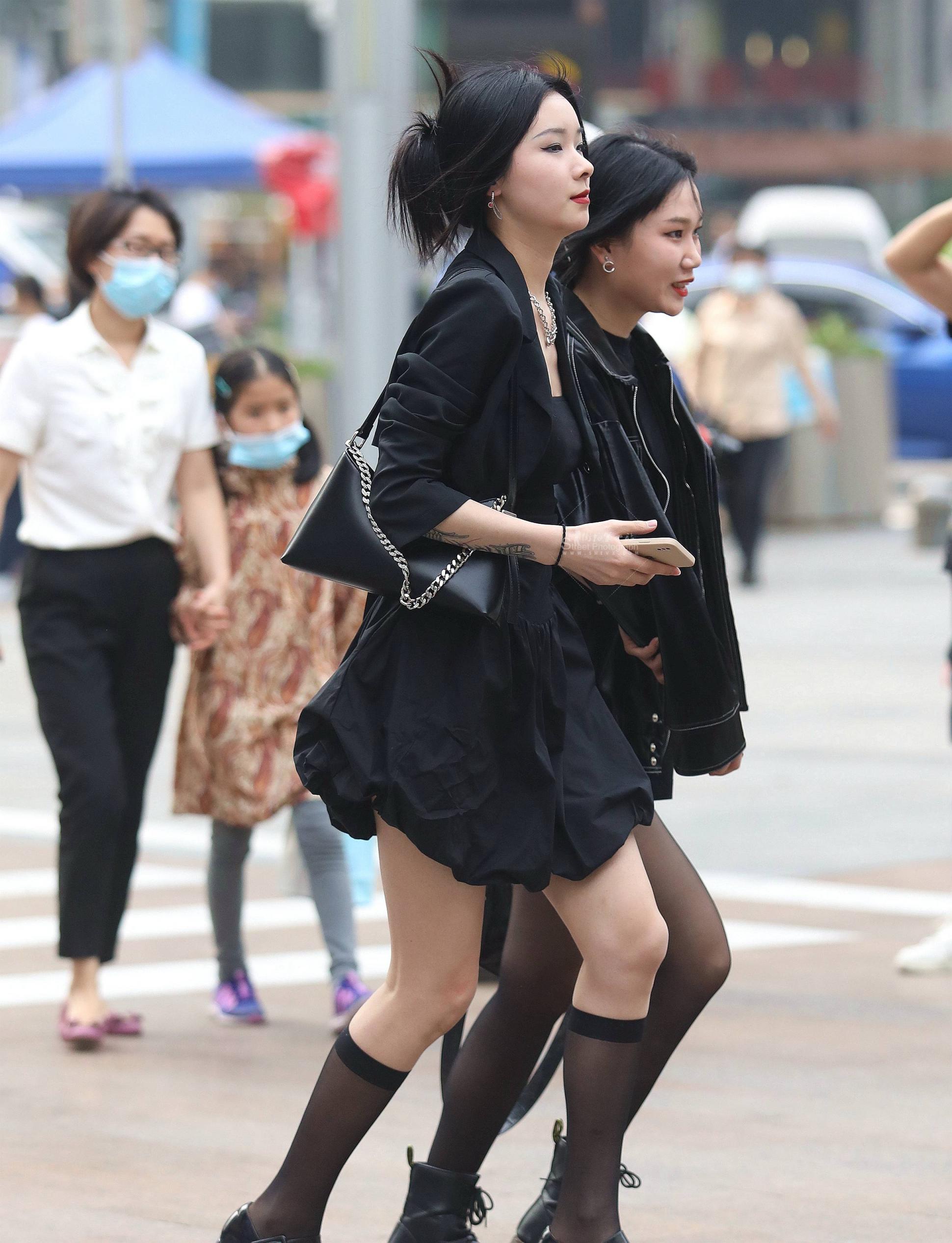 漂亮街拍黑丝妹子