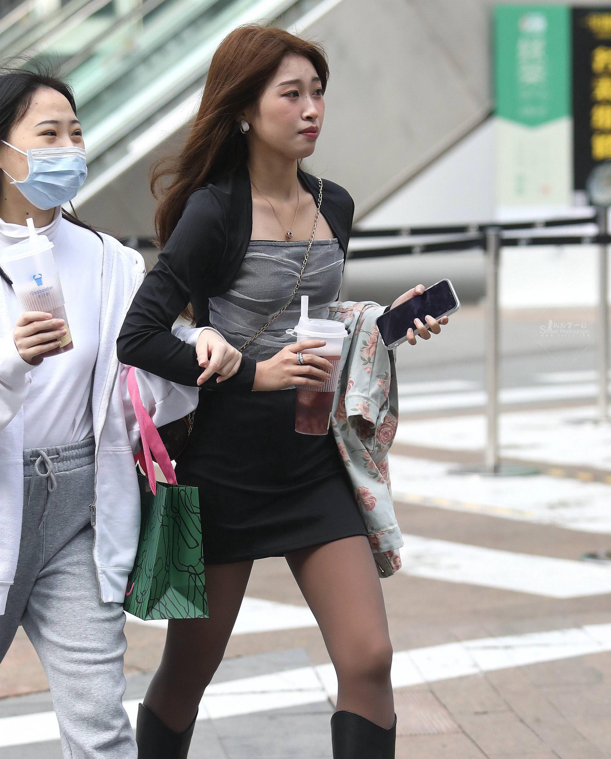  漂亮街拍丝袜妹子