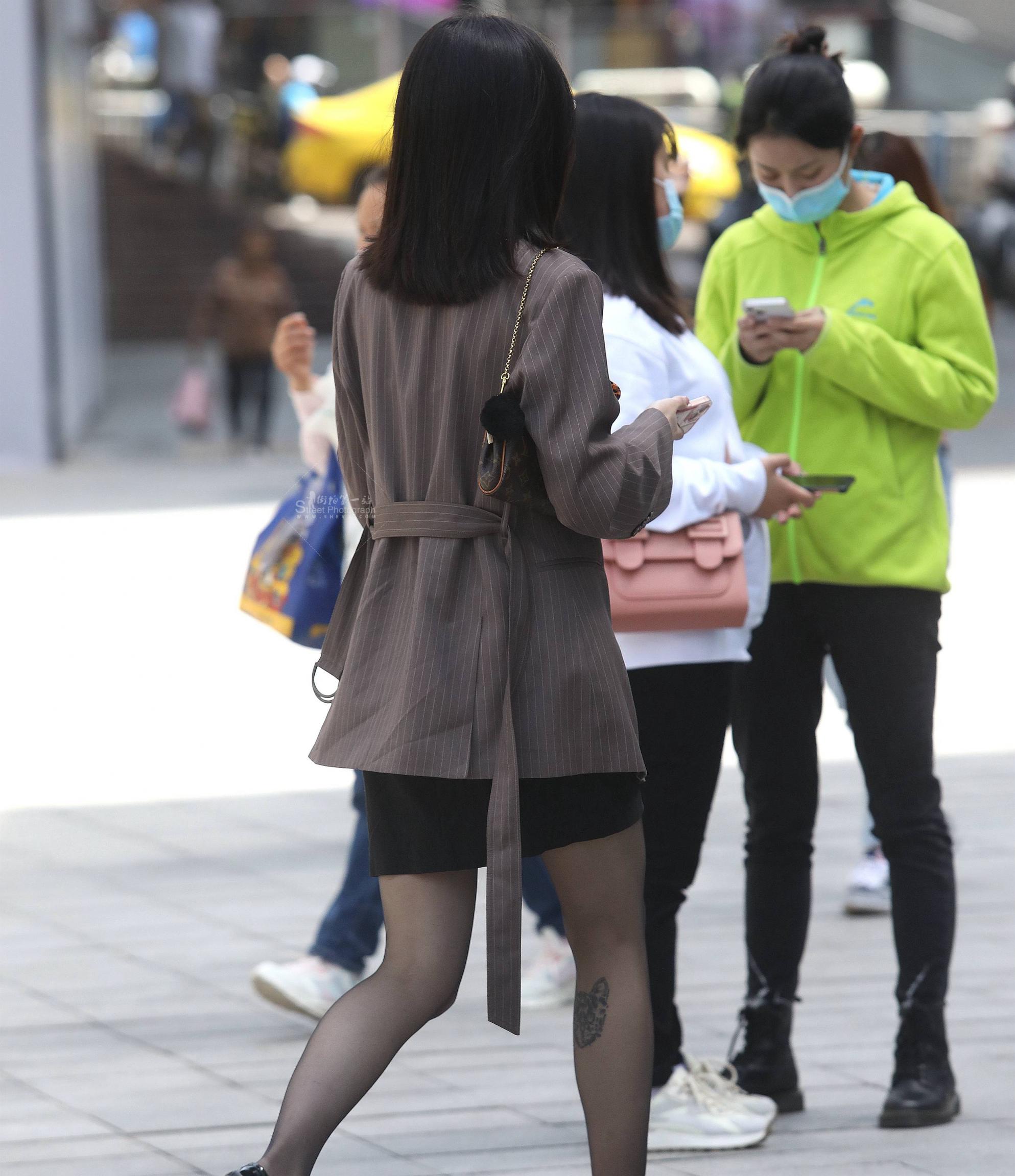  黑丝街拍短裙