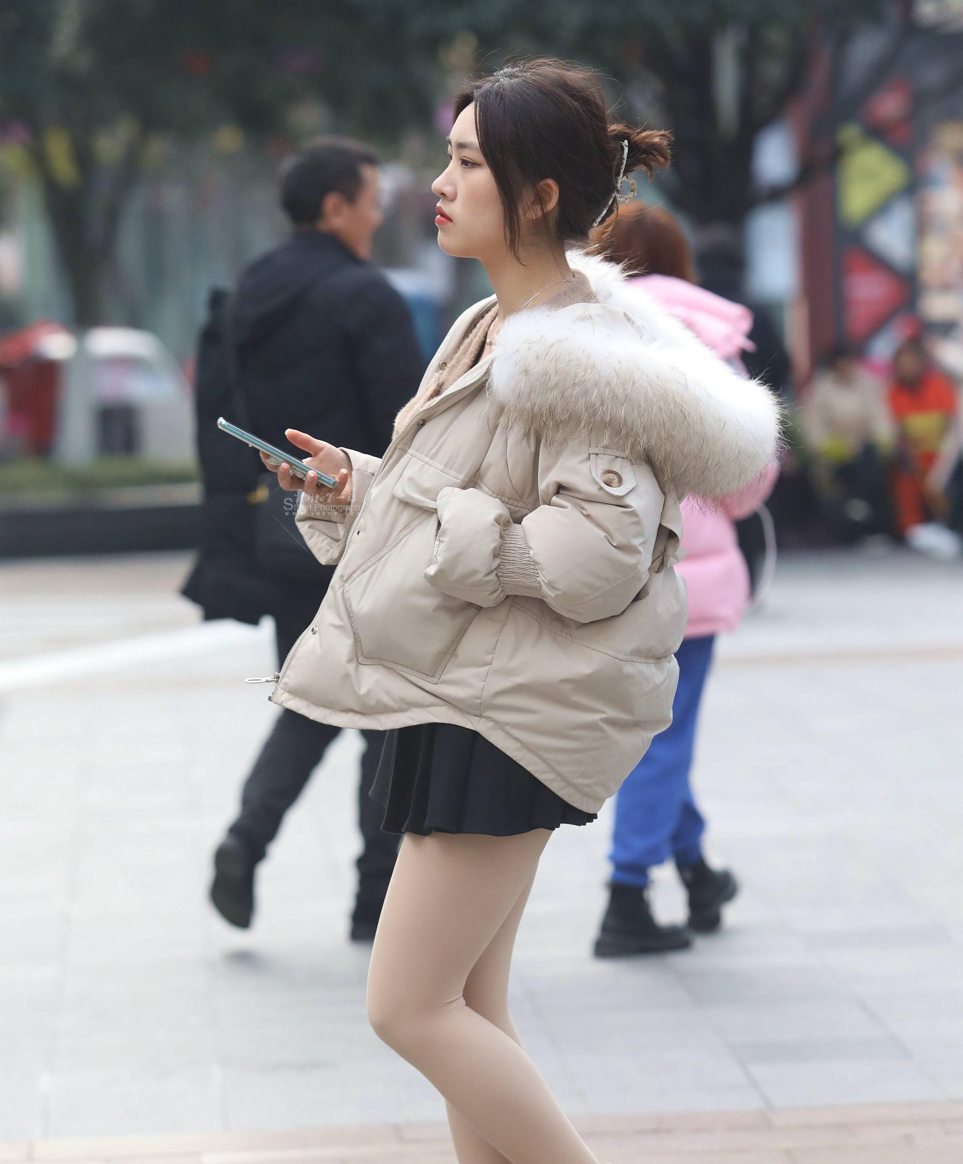  漂亮街拍肉丝短裙妹子