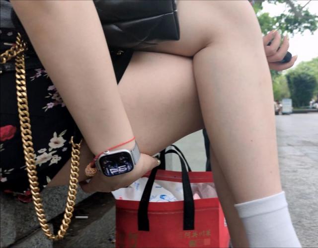 【独家原创】黑花裙女子自捏小腿肉又自摸大腿肉