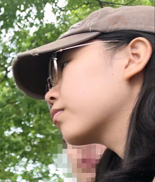 【独家原创】帽子女生大衣难掩露臀跟的细肉大腿