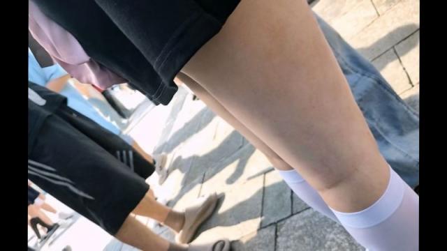 【独家原创】mo女生大腿又扯开露肉臀+颜值美女的黑丝长腿