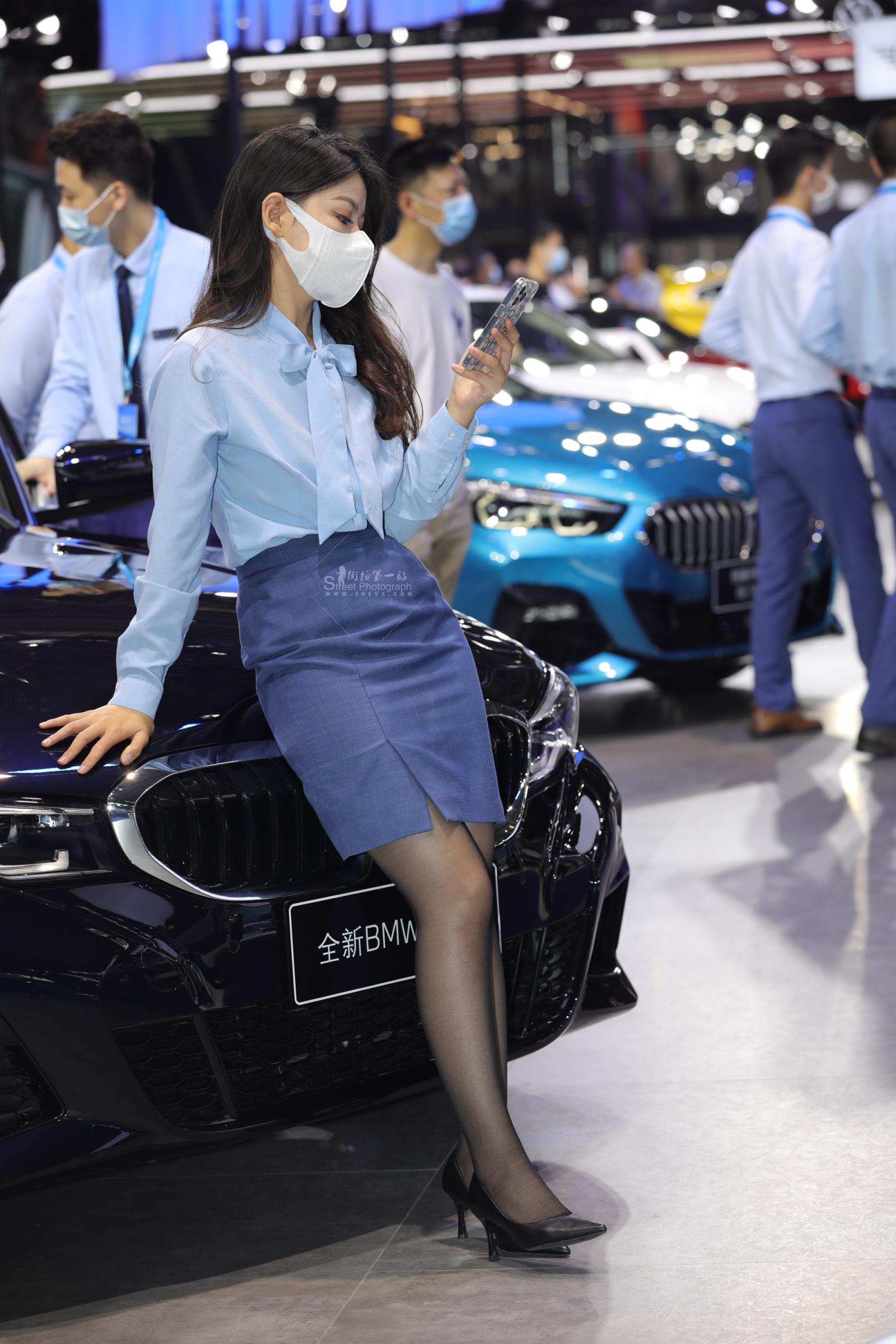  【街拍心灵】宝马汽车主播黑丝街拍高跟制服