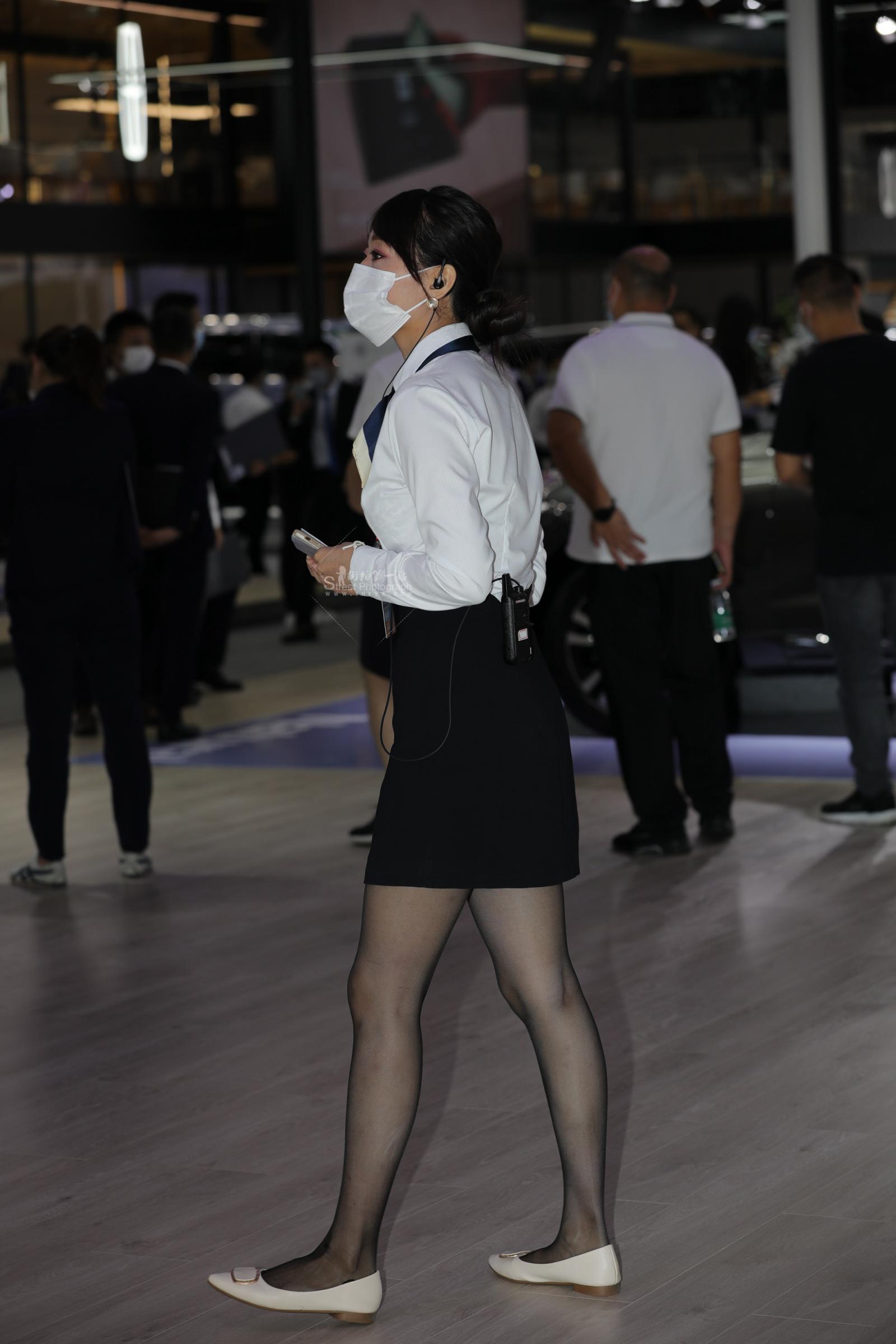  【街拍心灵】车展销售主管黑丝街拍美腿