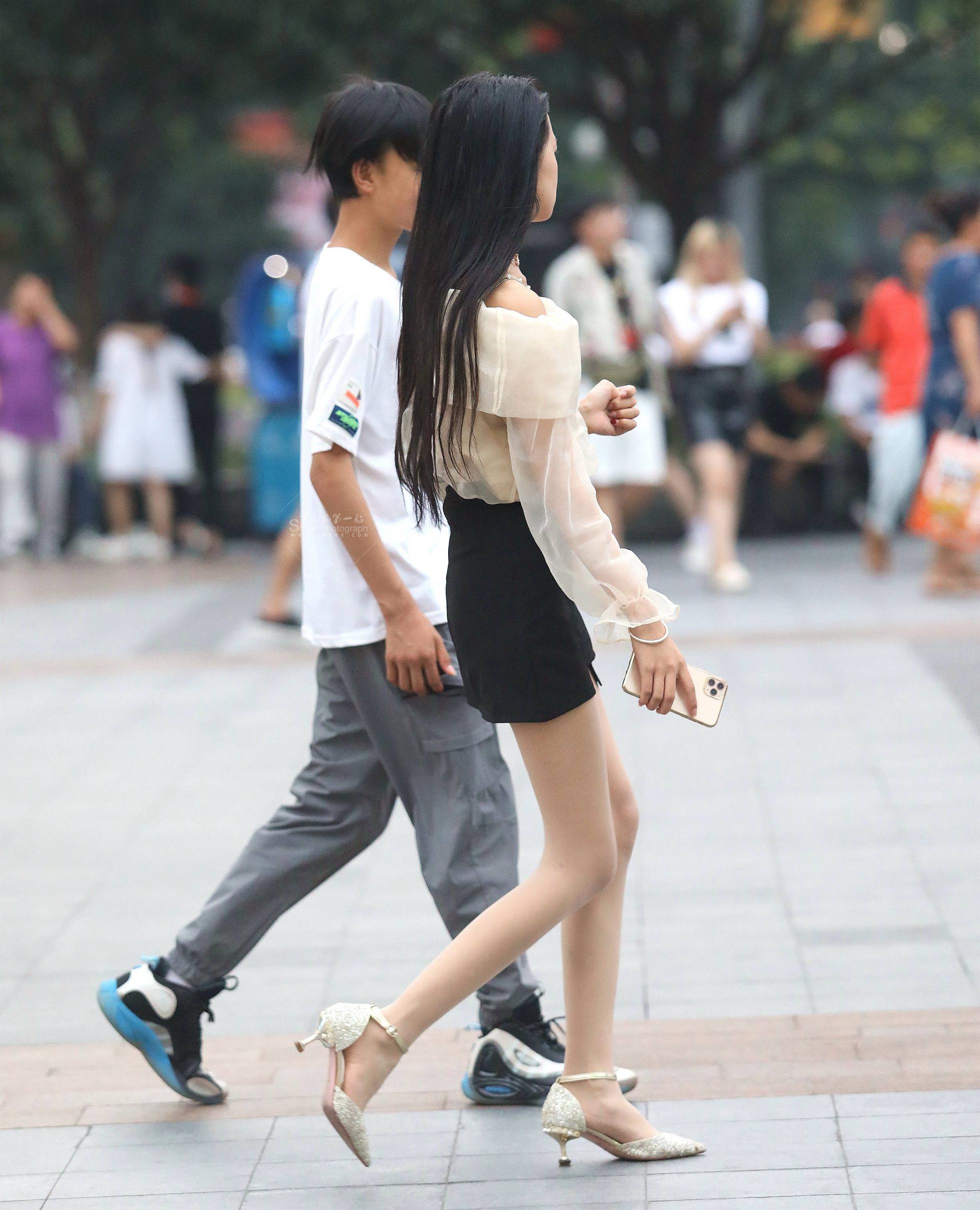 街拍肉丝妹子