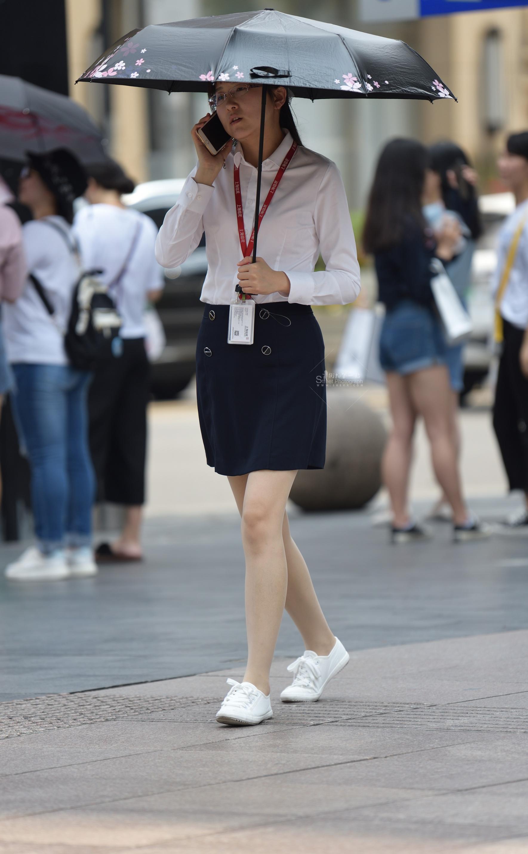  刚从办公室出来的街拍丝袜文员