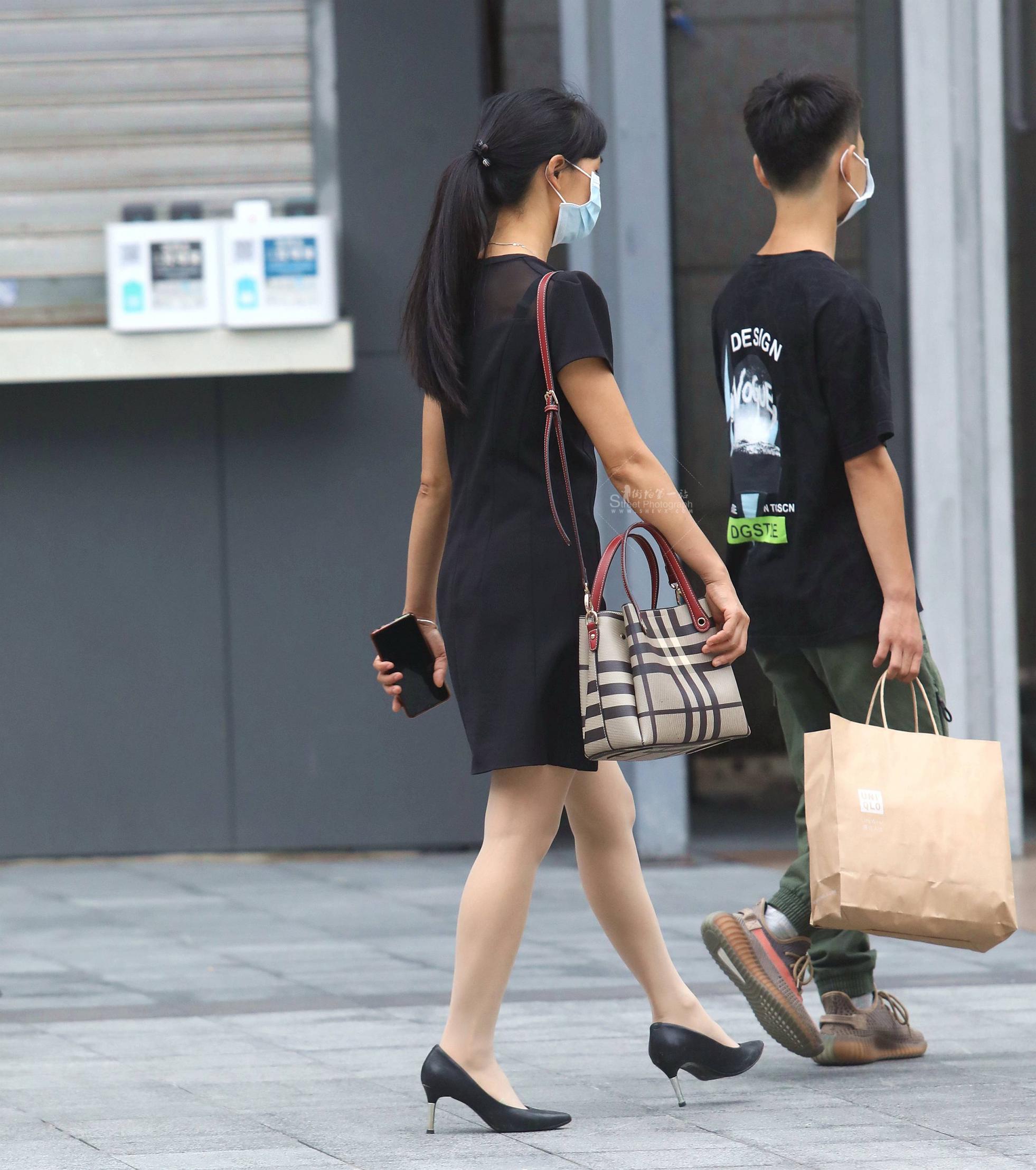  肉丝街拍高跟shufu