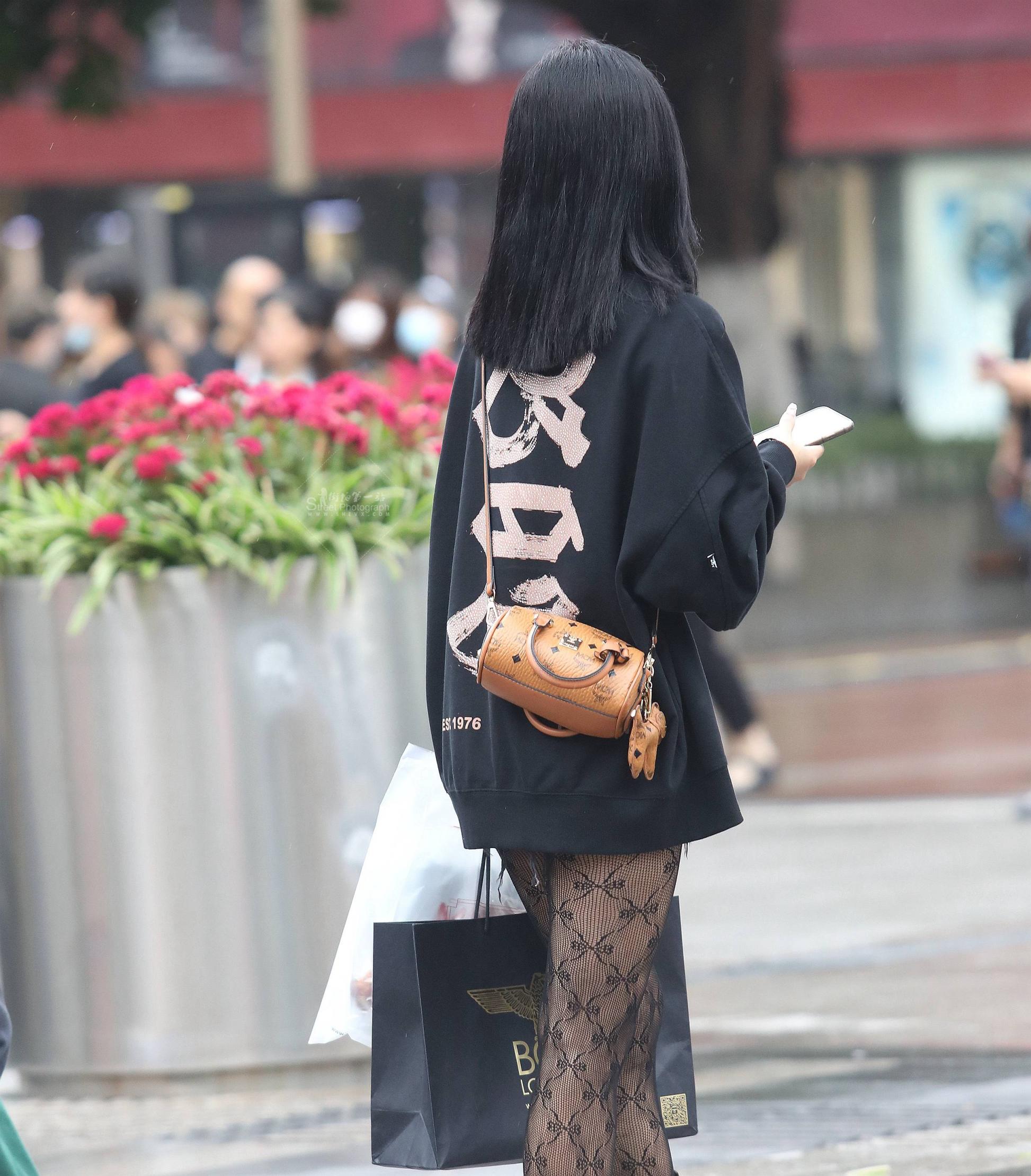 街拍黑丝妹子