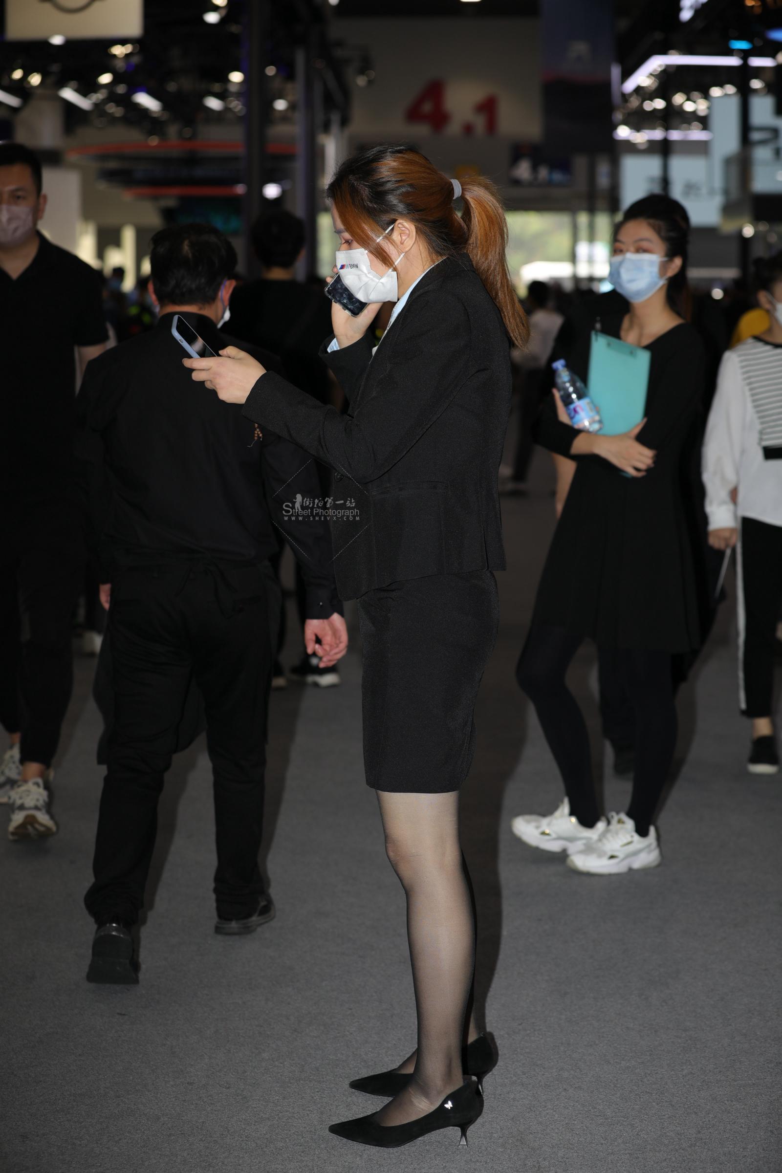 » 【街拍心灵】汽车销shou黑丝高跟黑色街拍制服