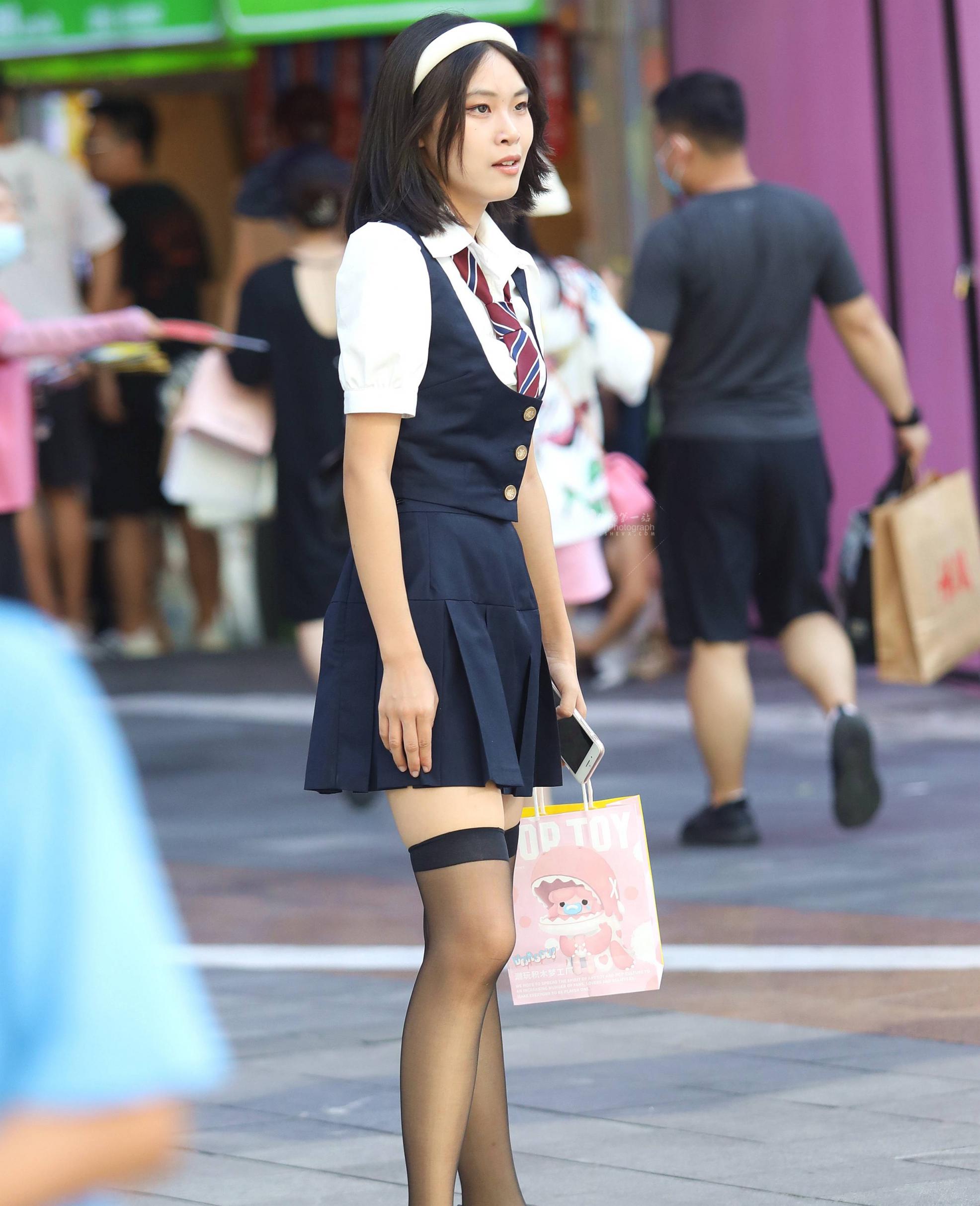 街拍黑丝妹子
