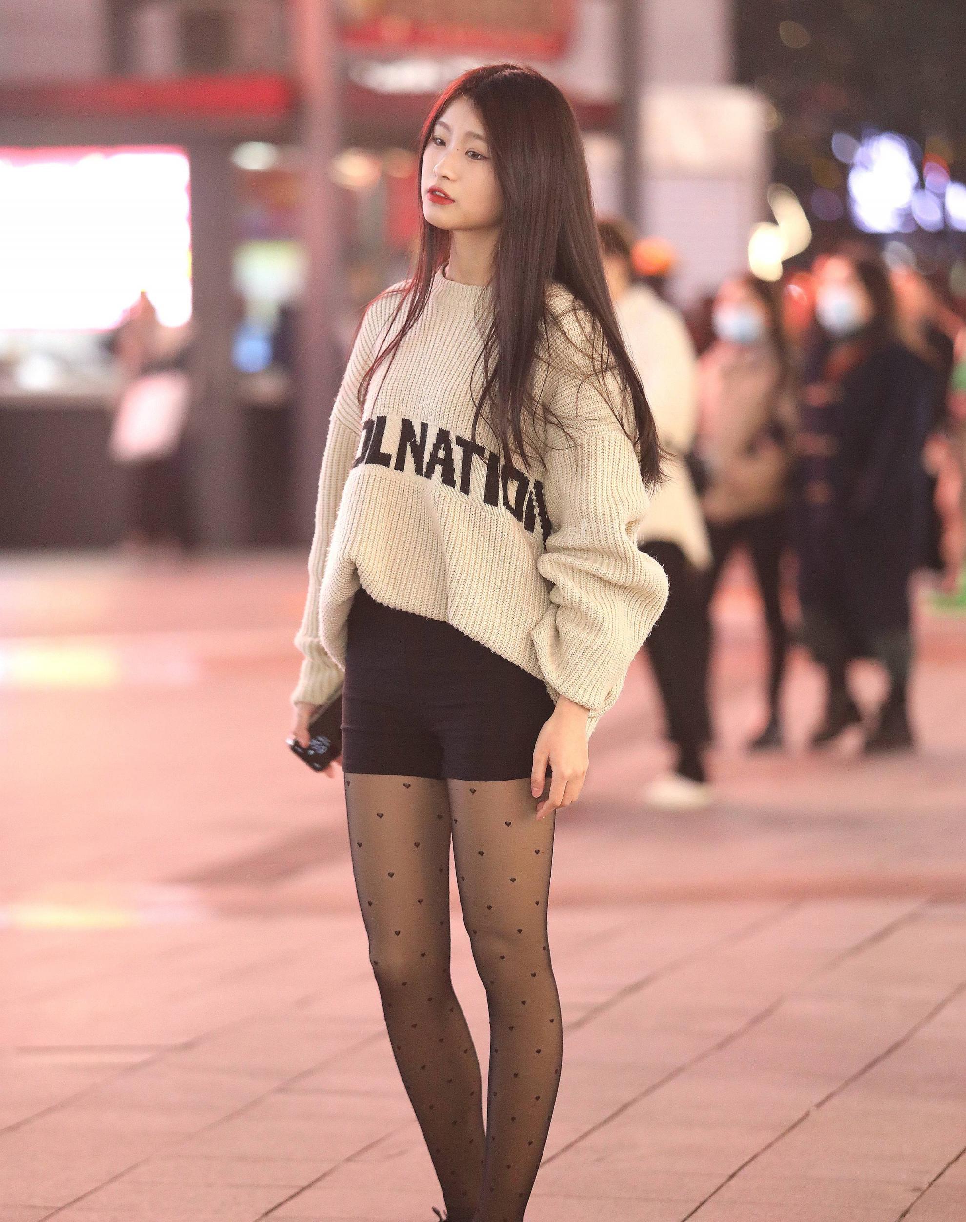  漂亮街拍黑丝妹子