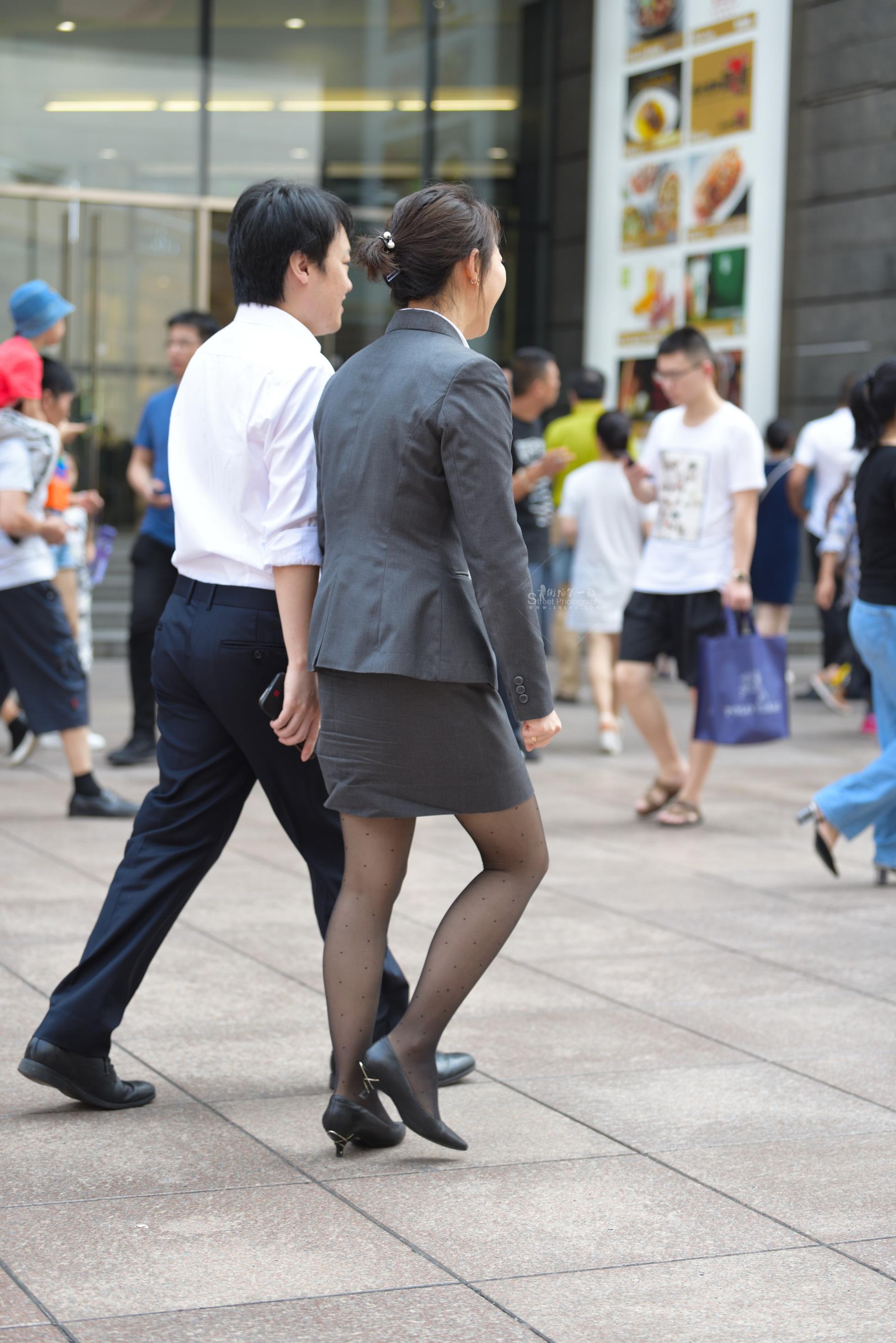 街拍黑丝文员很给力
