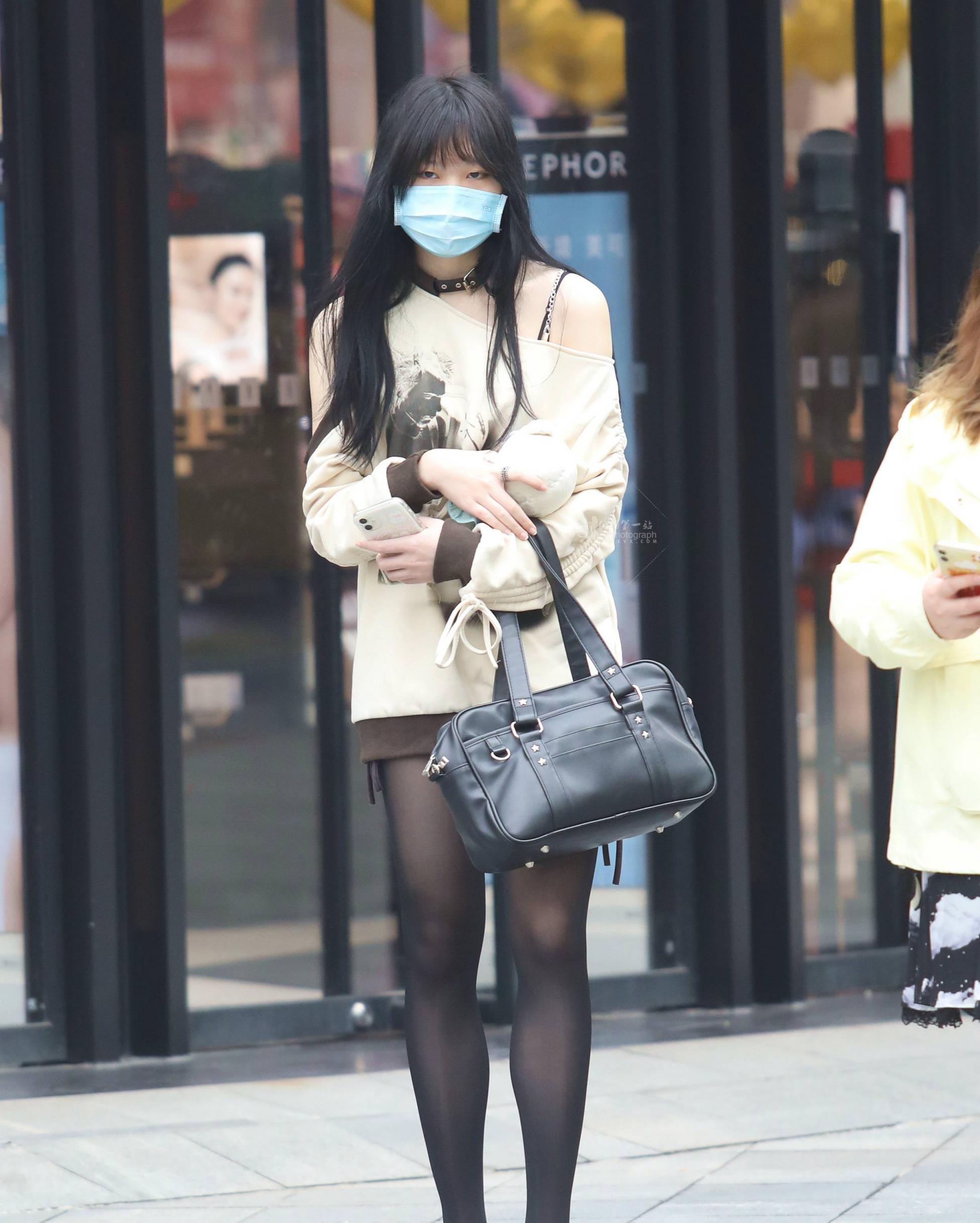 街拍黑丝妹子